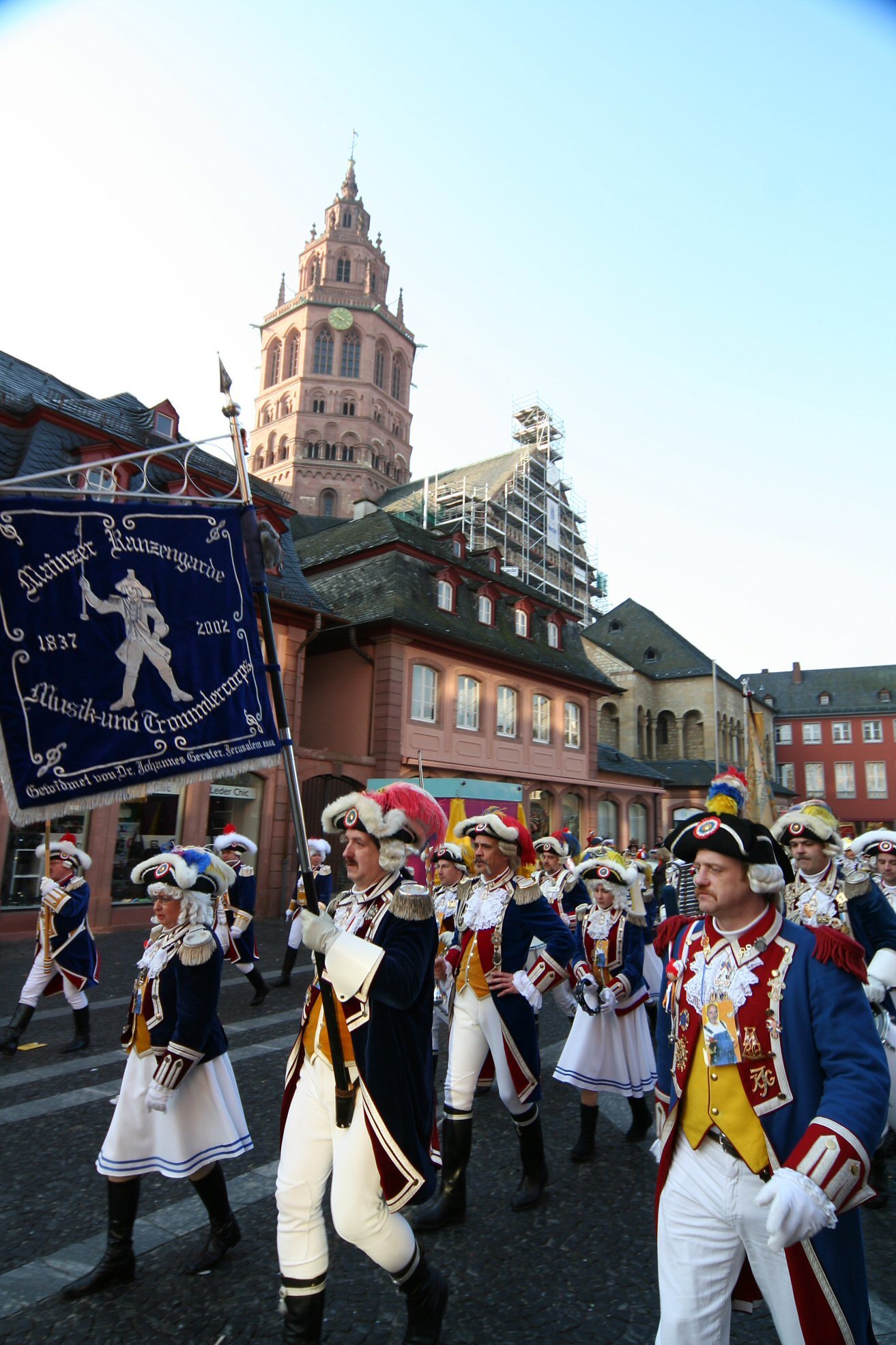 Mainz, 18. Februar: Die Mainzer Ranzengarde nach dem Fastnachtsgottesdienst im Mainzer Dom. Seit Jahren besucht eine Abordnung der Garde am Fastnachtssonntag das Bruder Konrad-Stift, um mit den Bewohner Fastnacht zu feiern. (c) Bistum Mainz / Blum