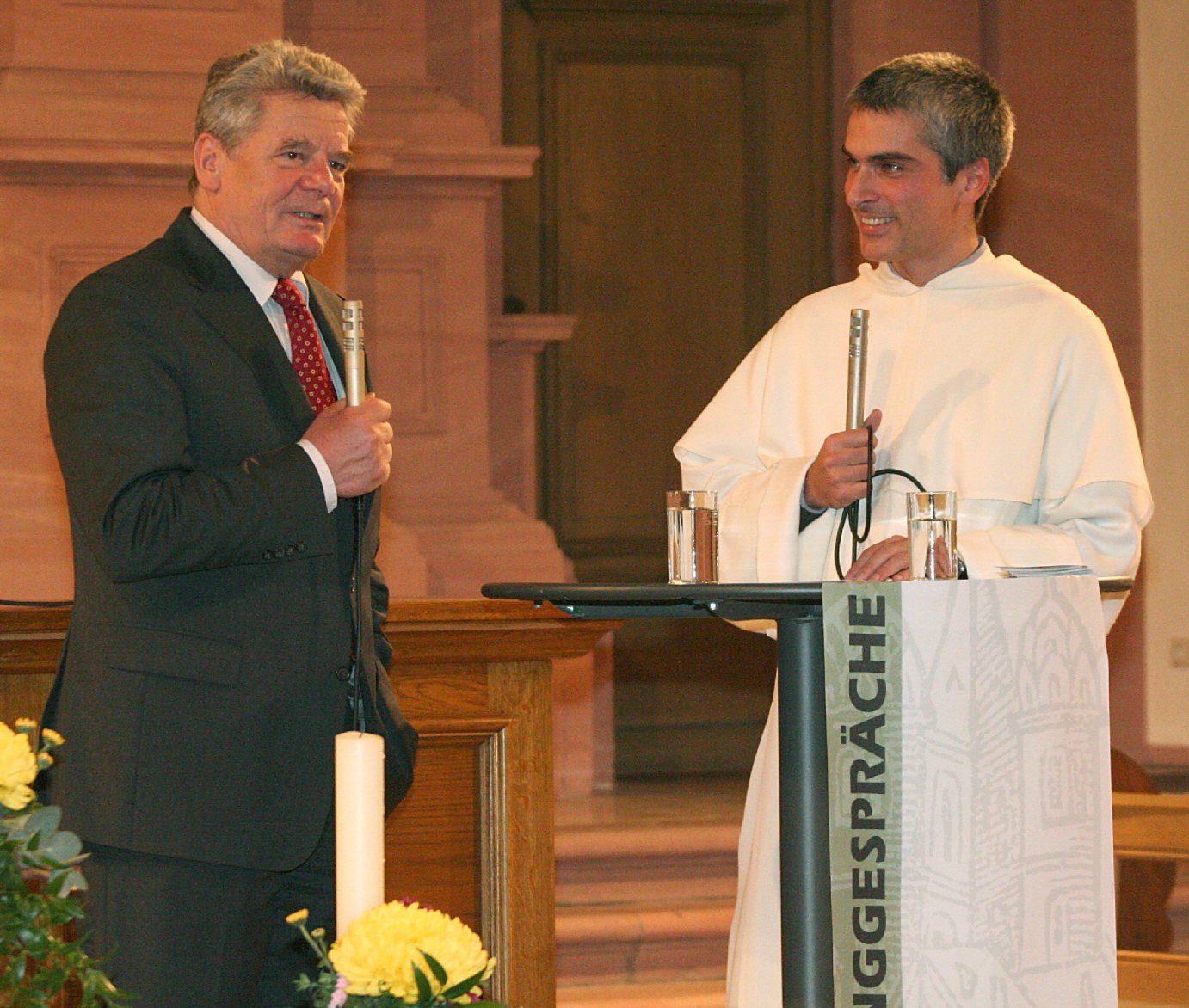 Worms, 28.10.2008: Joachim Gauck (l.) im Gespräch mit Pater Max Cappabianca OP (c) Bistum Mainz / Matschak