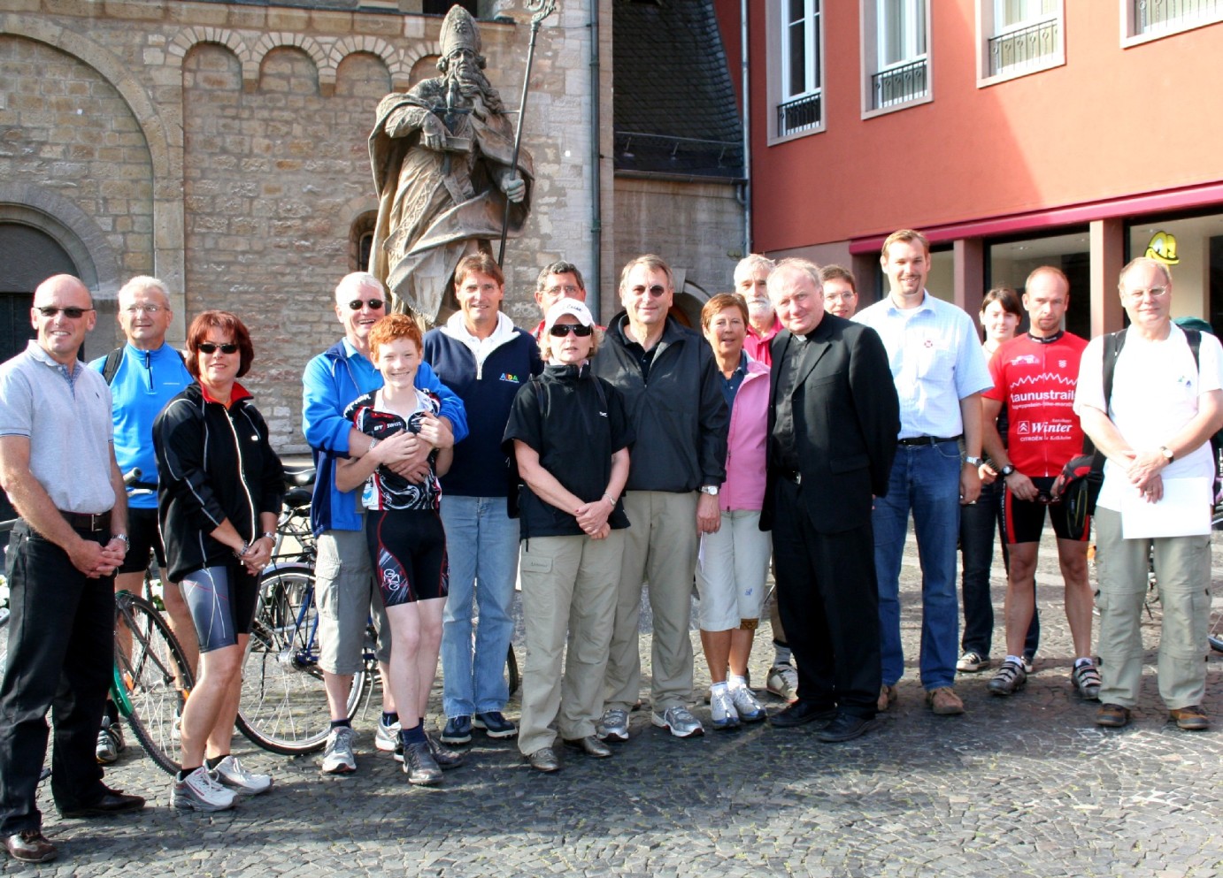 Mainz, 21.7.2008: Generalvikar Dietmar Giebelmann (6.v.r.) spendete einer Pilgergruppe den Pilgersegen für eine Wallfahrt auf der Bonifatius-Route. (c) Bistum Mainz / Matschak