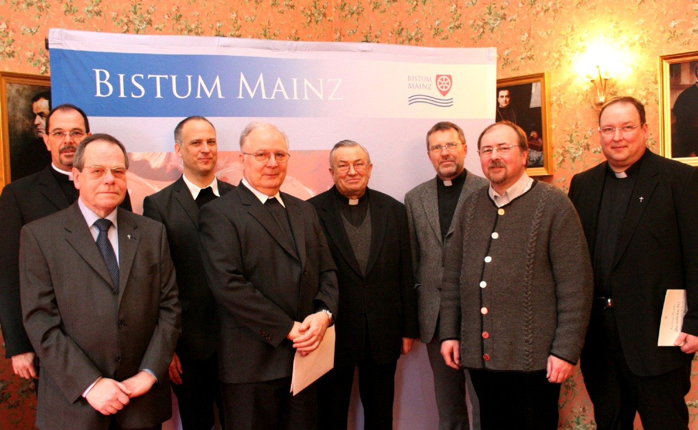 Mainz, 25.3.2008: Papst Benedikt XVI. hat sieben Priester des Bistums Mainz für ihre Verdienste um die Kirche mit Päpstlichen Ehrentiteln ausgezeichnet. Kardinal Karl Lehmann (5.v.l.) überreichte die Ernennungsurkunden. (c) Bistum Mainz / Matschak