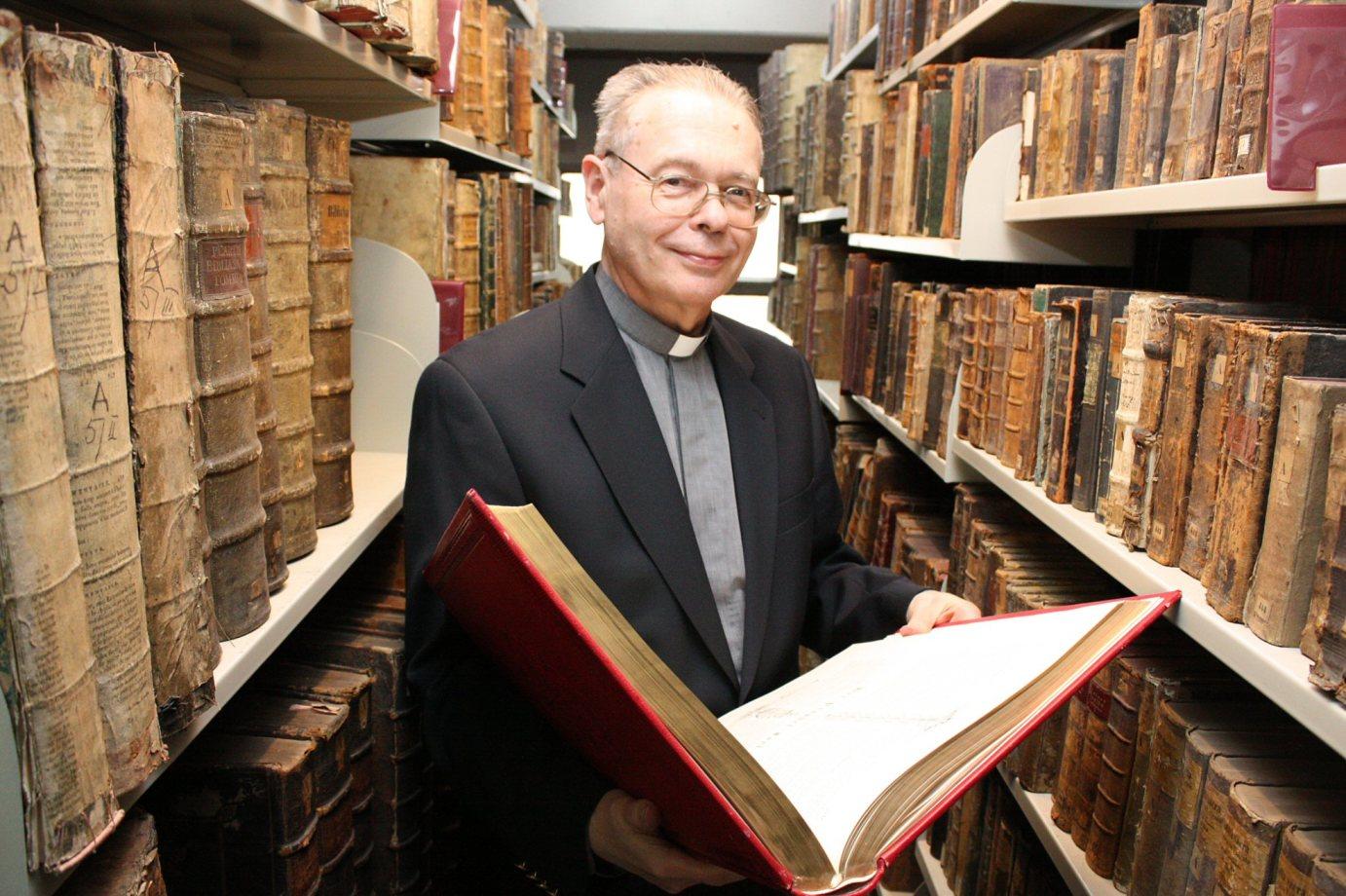 Der Direktor der Mainzer Martinus-Bibliothek, Dr. Helmut Hinkel