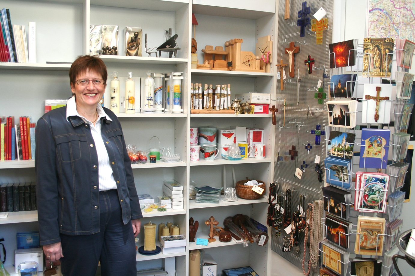 Walburga Hawig im Infoladen des Bistums Mainz (c) Bistum Mainz / Blum