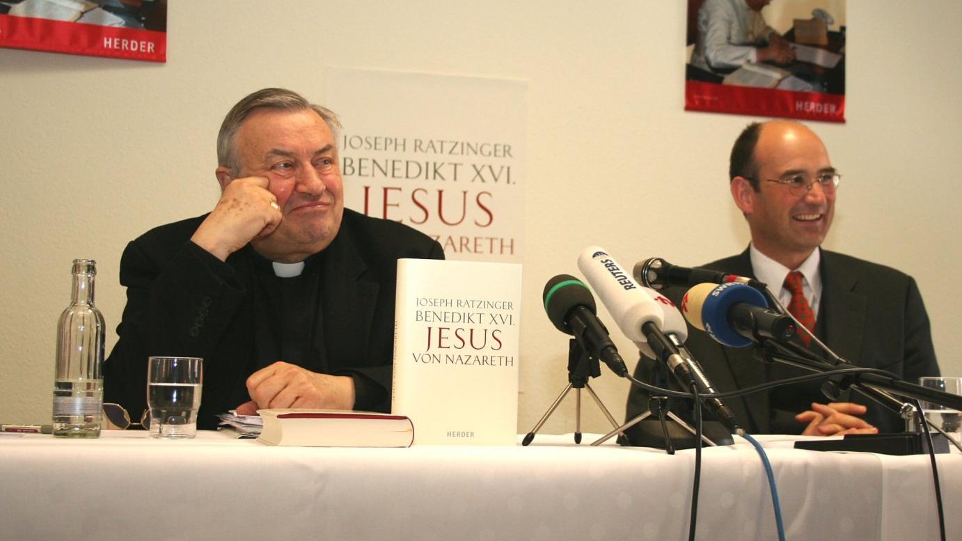 Mainz, 14. April 2007: Kardinal Karl Lehmann und Verleger Manuel Herder (rechts) bei der Vorstellung des Buches 