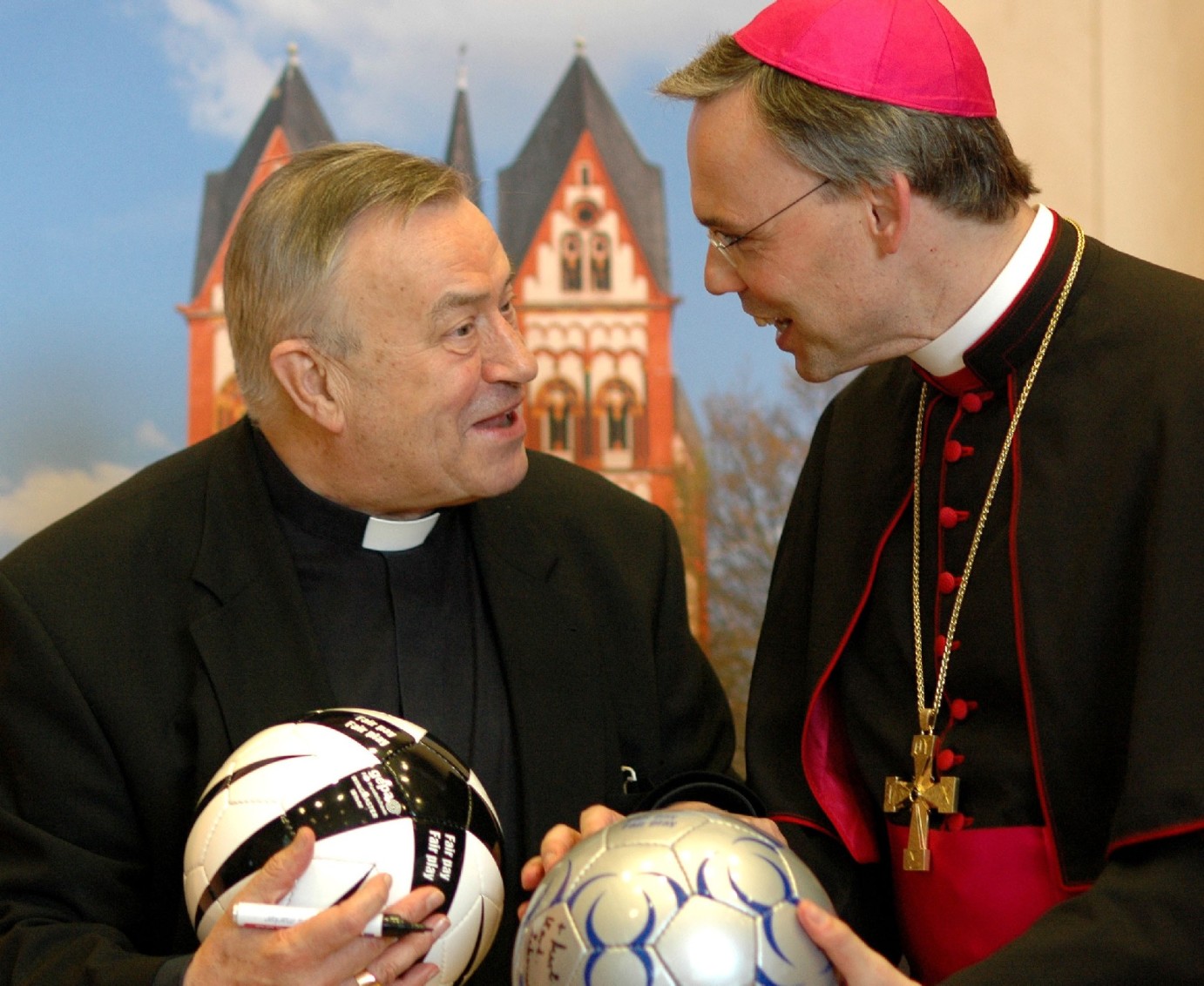 Frankfurt, 20.6.2008: Kardinal Karl Lehmann (l.) und Bischof Franz-Peter Tebartz-van Elst beim Medienempfang der Bistümer Mainz und Limburg zum Thema Fußball. (c) Bistum Limburg