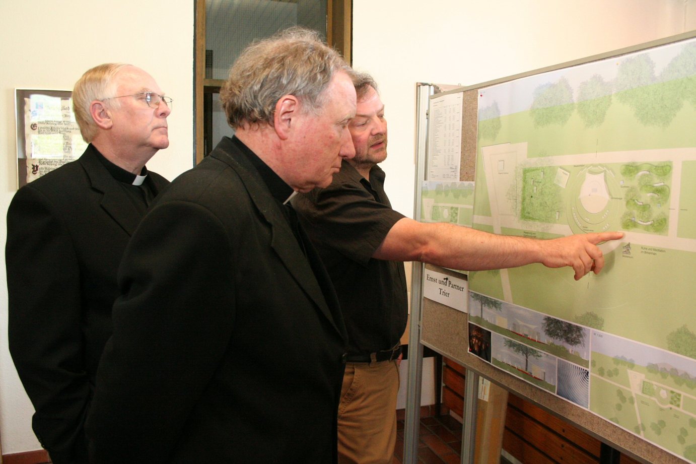 26. April 2007: Marcus Grünewald erläutert Generalvikar Dietmar Giebelmann und Norbert Dekan Sittel (v.r.n.l.) den Siegerentwurf für das gemeinsame Kirchengelände bei der Landesgartenschau 2008 in Bingen. (c) Bistum Mainz / Blum