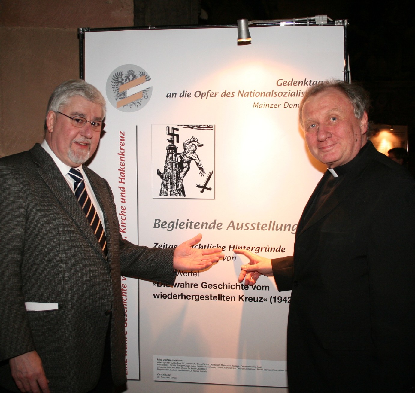 Mainz, 25.1.2008: RLP-Landtagspräsident Joachim Mertes (l.) und Generalvikar Prälat Dietmar Giebelmann eröffneten die Ausstellung im Mainzer Dom anlässlich des Gedenktags an die Opfer des Nationalsozialismus. (c) Bistum Mainz / Matschak
