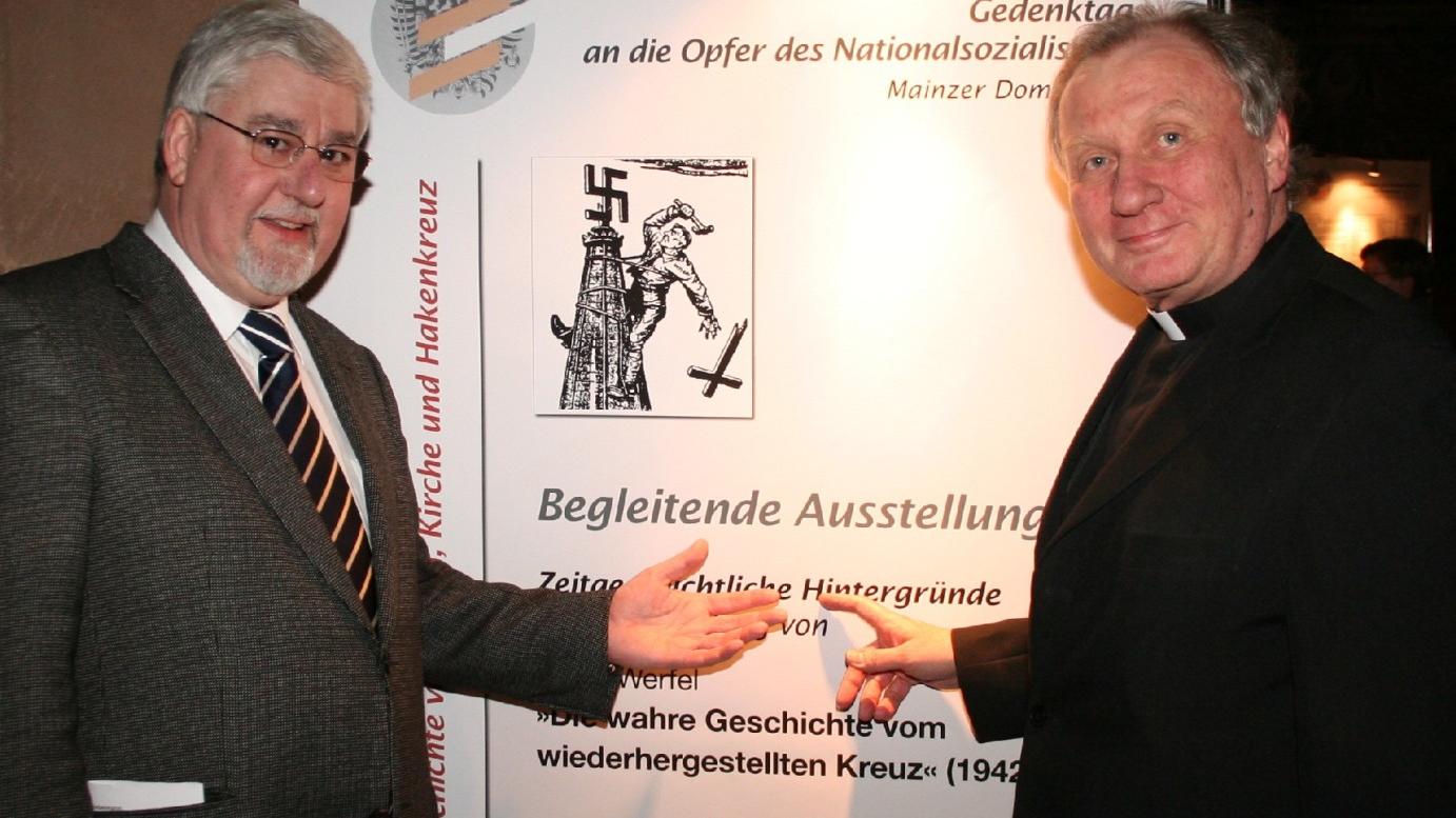 Mainz, 25.1.2008: RLP-Landtagspräsident Joachim Mertes (l.) und Generalvikar Prälat Dietmar Giebelmann eröffneten die Ausstellung im Mainzer Dom anlässlich des Gedenktags an die Opfer des Nationalsozialismus.