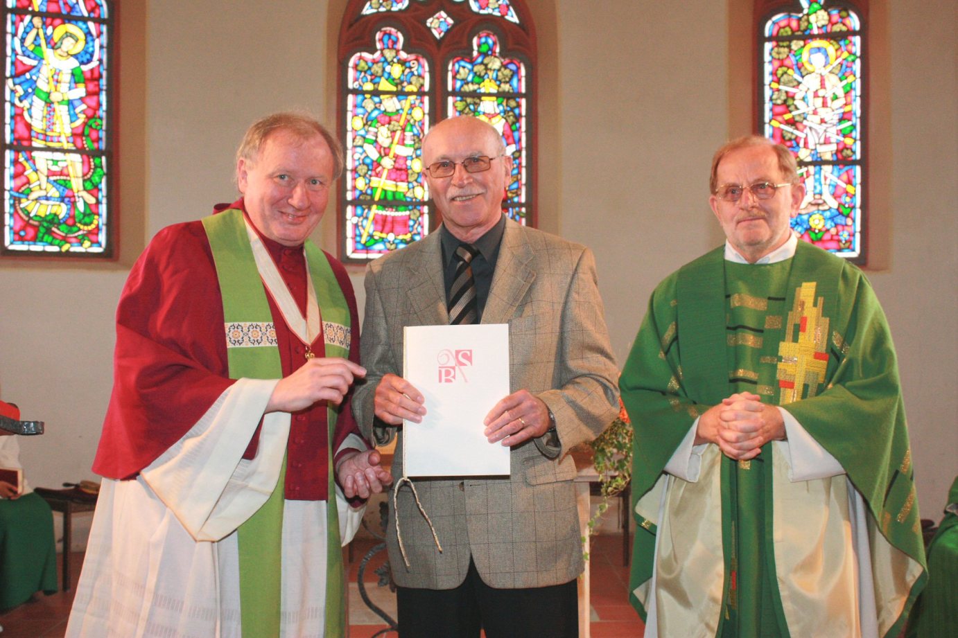 Worms-Abenheim, 10. August 2008: Generalvikar Dietmar Giebelmann überreichte die Stifterurkunde an Jakob Hemer (mitte) und Pfarrer Gottfried Marek (rechts). (c) Bistum Mainz / Blum