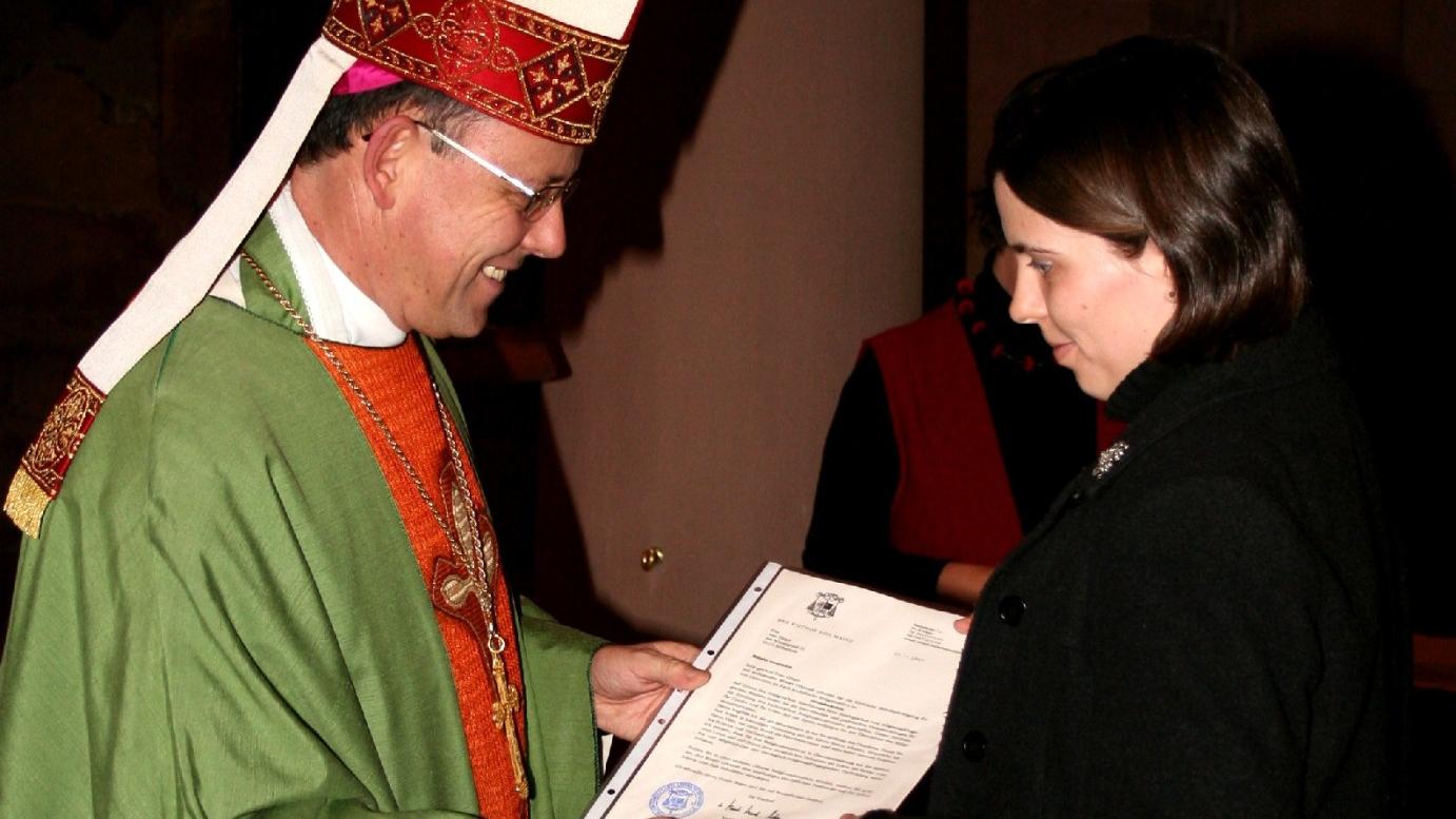 Mainz, 23.11.2007: An 23 Religionslehrerinnen und -lehrer verlieh Weihbischof Dr. Ulrich Neymeyr (l.) die Missio Canonica.