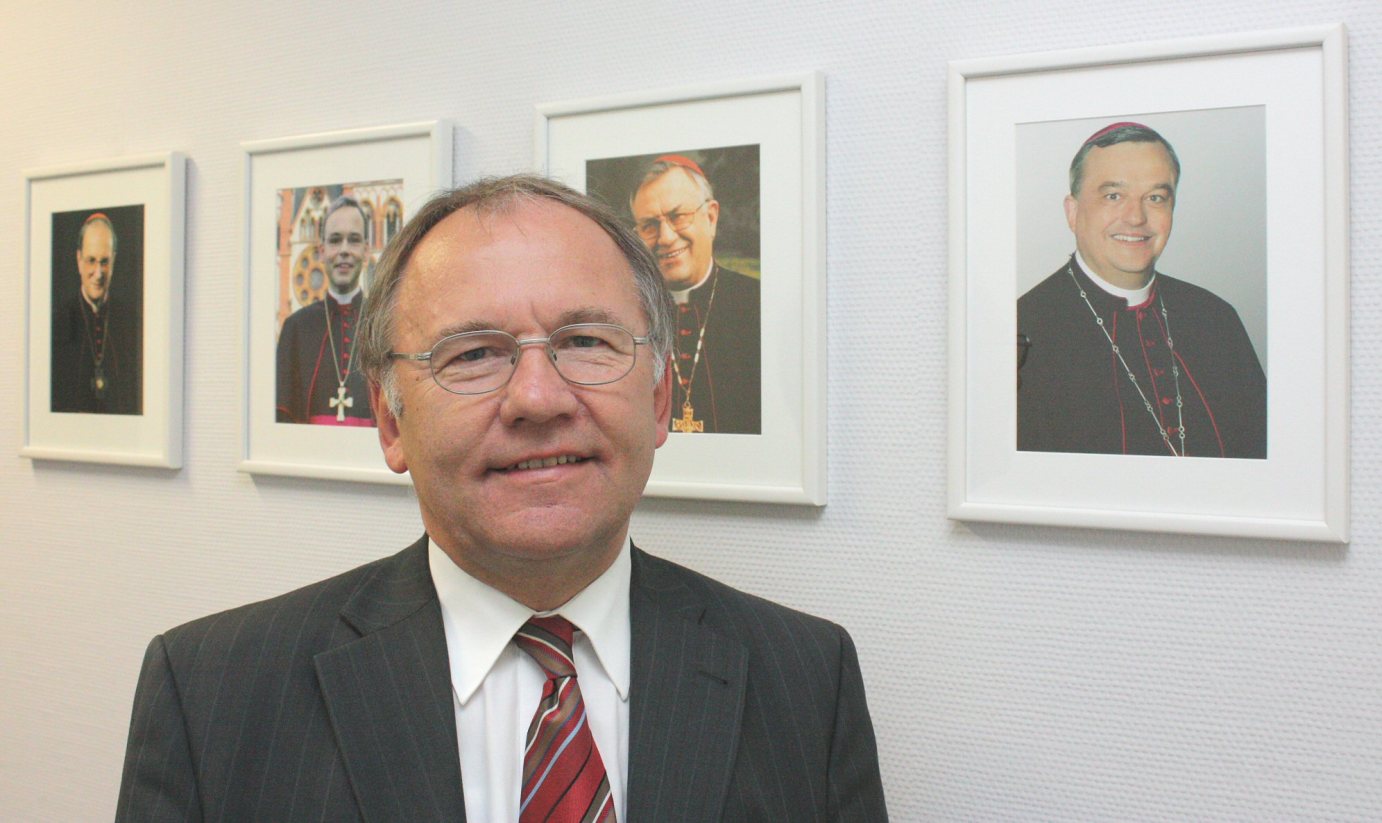 Ordinariatsdirektor Bernhard Nacke, der Leiter des Katholischen Büros Mainz, vor den Bilder 