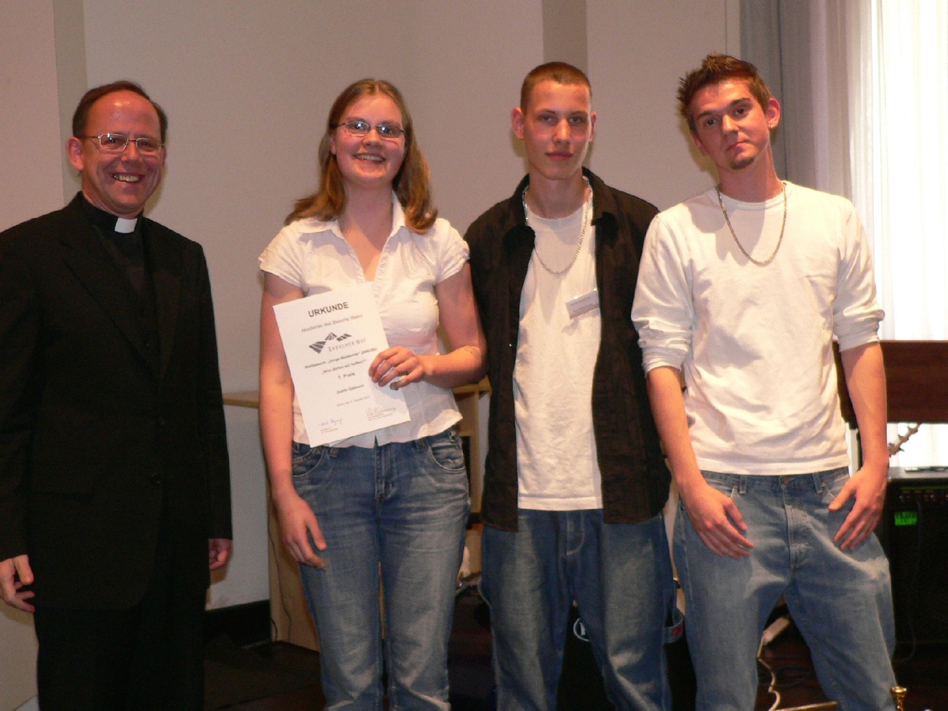 Mainz, 6.10.2007: Verleihung des Kardinal Volk-Preises mit (v.l.) Weihbischof Dr. Ulrich Neymeyr, Judith Gebhard (1. Preis) sowie Kay Deutschmann und Colja Bahrenberg (2. Preis) (c) Bistum Mainz/Schwarz
