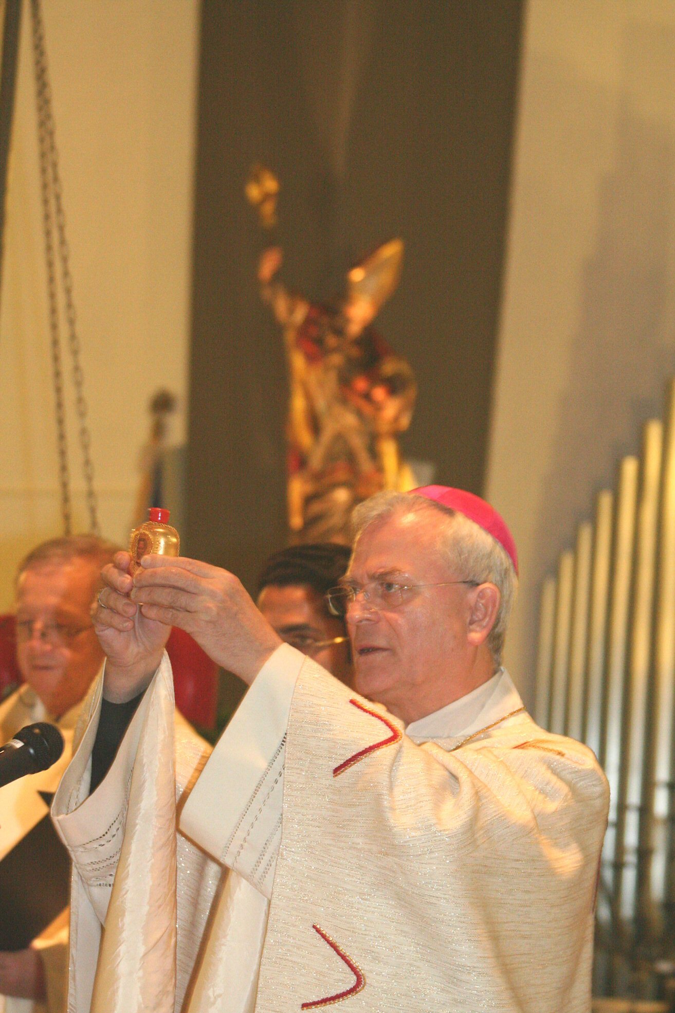 Mainz-Mombach, 6.12.2007: Weihbischof Dr. Werner Guballa segnet die Gemeinde mit der Nikolausreliquie. (c) Bistum Mainz/Blum