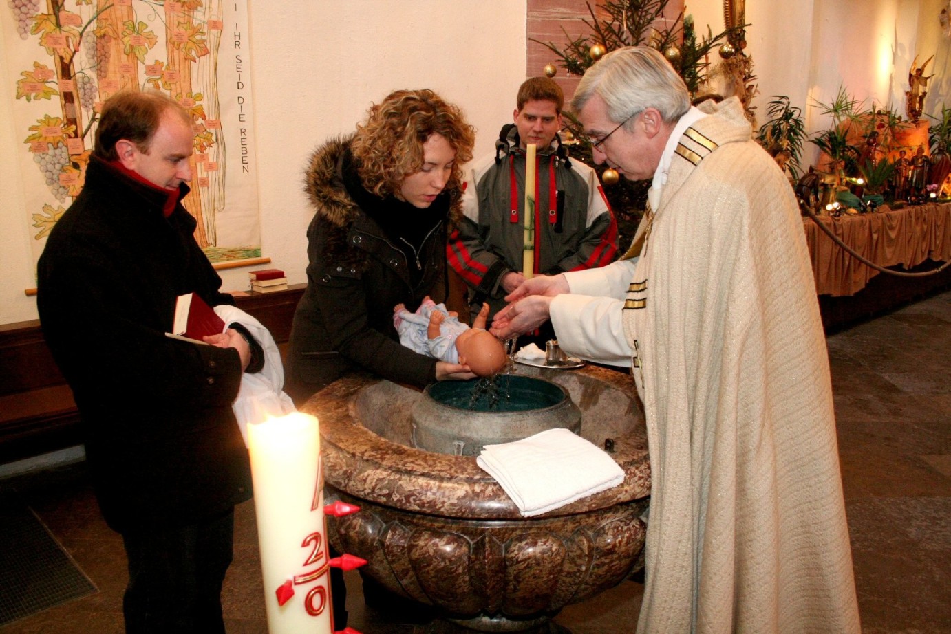 Mainz, Januar 2009: Dompfarrer Dr. Franz-Rudolf Weinert (r.) übt mit Mitgliedern des Pastoralkurses die Taufe (c) Bistum Mainz / Matschak