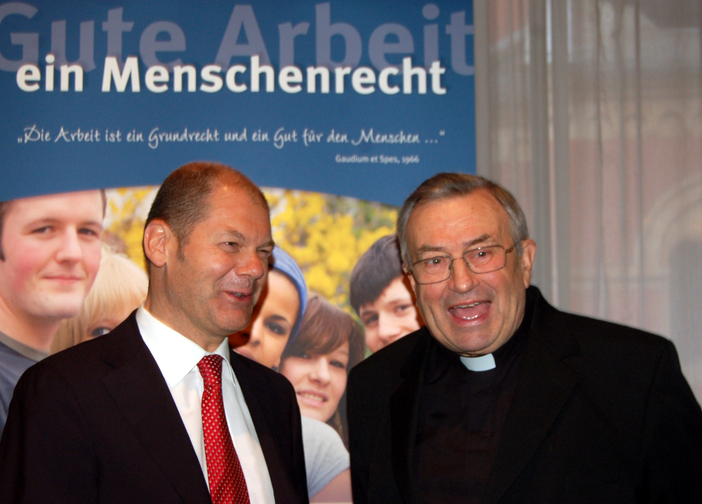 Mainz, 30.4.2009: Bundesarbeitsminister Olaf Scholz (l.) mit Kardinal Karl Lehmann, Bischof von Mainz (c) Bistum Mainz / Strickstrock