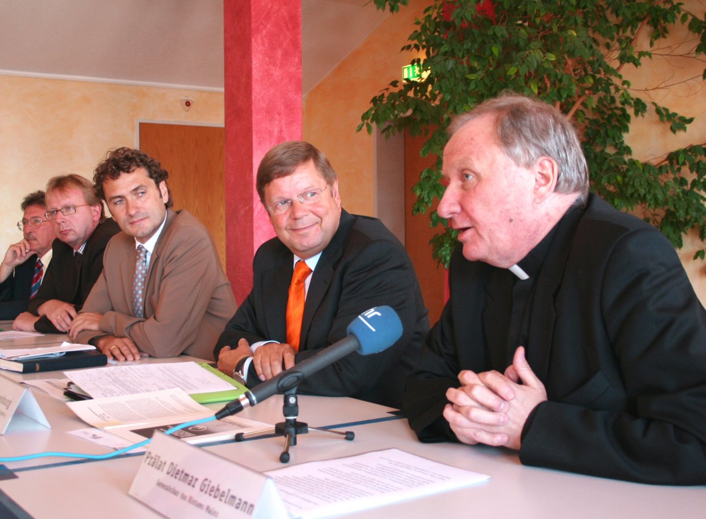 Viernheim, 1. August 2007: Gaben die eigenständige Weiterführung des St. Josef-Krankenhauses bekannt: (v.r.n.l.) Generalvikar Dietmar Giebelmann, Horst Piepenburg, Tobias Hoefer, Matthias Baaß und Heinz Klee, Vorsitzender des Stiftungskuratoriums. (c) Bistum Mainz / Blum