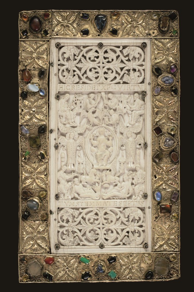 Der Einband des Evangelium Longum mit den sog. Tuotilo-Tafeln wird im Mainzer Dommuseum zum ersten Mal in Deutschland gezeigt. (c) St. Gallen, Stiftsbibliothek