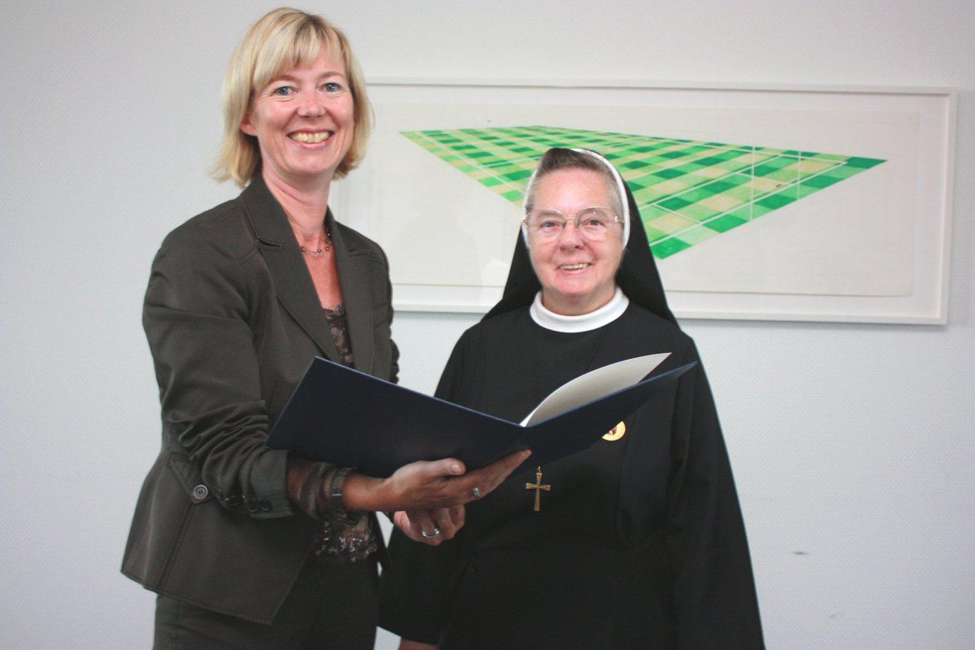 Mainz, 18. August 2008: Staatsministerin Doris Ahnen (links) überreichte Schwester Daniela Metz die Verdienstmedaille des Landes Rheinland-Pfalz. (c) Bistum Mainz / Blum