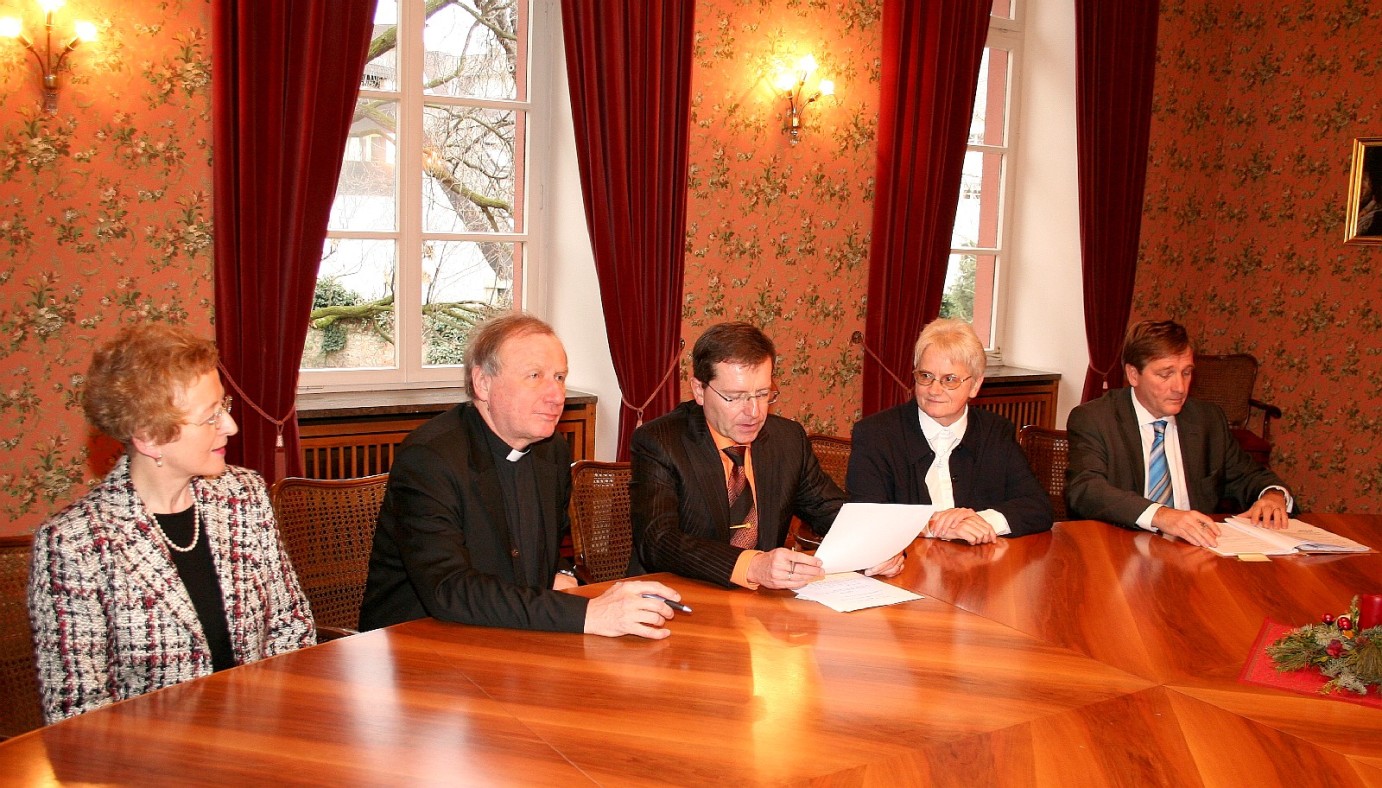 Mainz, 20.12.2006: Vertragsunterzeichnung mit (v.l.) Dr. Gertrud Pollak, Generalvikar Dietmar Giebelmann, Notar Dr. Wolfgang Litzenburger, Schwester M. Angela Fries CJ und Verwaltungsdirektot Volkmar Hommel. (c) am (MBN)