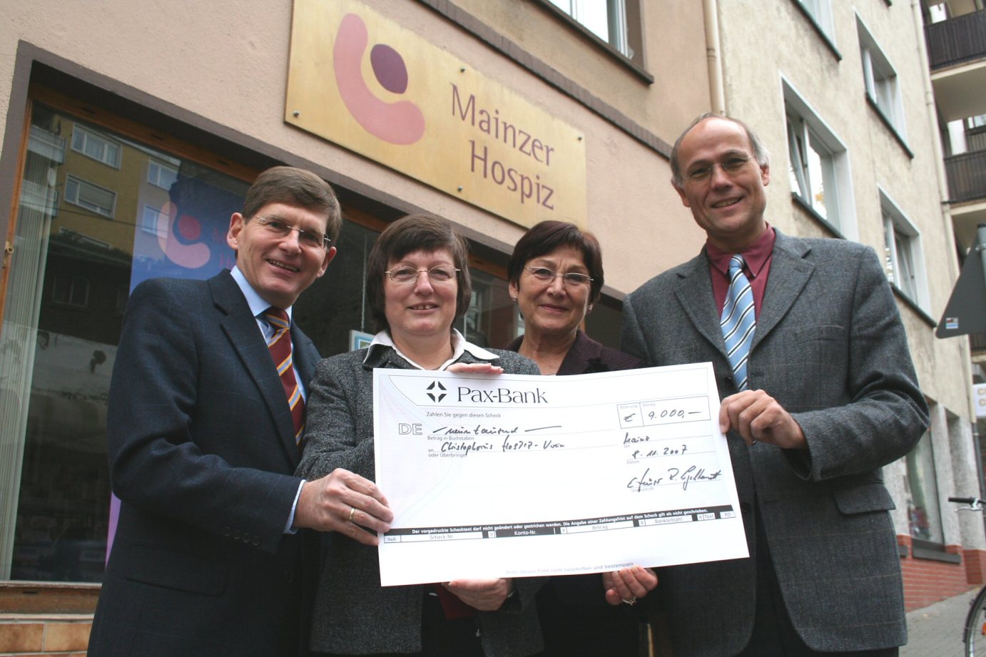 Mainz, 8. November 2007: 9.000 Euro für die Mainzer Hospizarbeit (v.l.n.r.): Dr. Rudolf Engelhardt, Hella Seitz, Lieselotte Grohmann und Eberhard Hüser. (c) Bistum Mainz / Blum