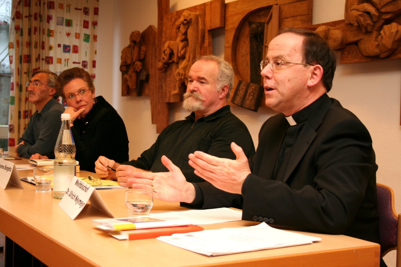 Darmstadt, 20. Januar 2007: Podiumsdiskussion zum christlichen-islamischen Dialog (v.r.n.l.): Weihbischof Ulrich Neymeyr, Johannes Borgetto, Dr. Barbara Huber-Rudolf und Ramazan Kuruyüz. (c) tob (MBN)
