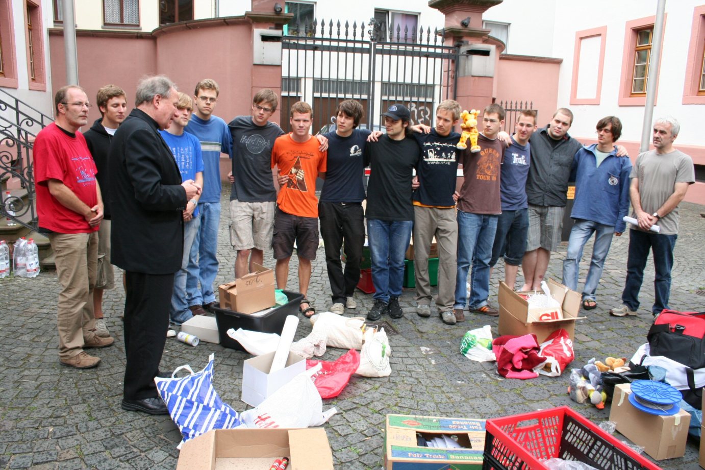 Mainz, 28. Juli 2007: Generalvikar Giebelmann (dritter von links) spendete im Hof des Bischöflichen Ordinariates den Reisesegen, bevor die vierzehn Zivildienstleistenden in zwei Flüchtlingslager nach Serbien aufgebrochen sind. (c) Blum / Bistum Mainz