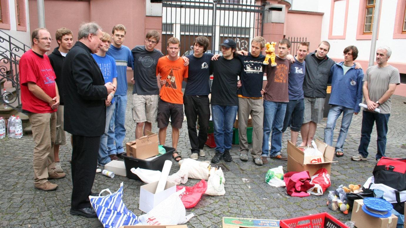 Mainz, 28. Juli 2007: Generalvikar Giebelmann (dritter von links) spendete im Hof des Bischöflichen Ordinariates den Reisesegen, bevor die vierzehn Zivildienstleistenden in zwei Flüchtlingslager nach Serbien aufgebrochen sind.