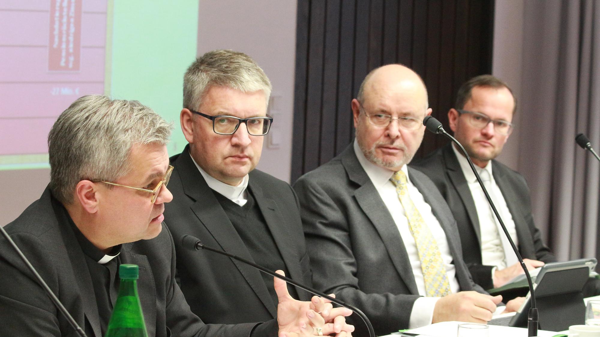 Mainz, 15. Dezember 2018: Weihbischof Udo Markus Bentz (links) erläuterte erste Schritte zur Konsolidierung des Bistumshaushaltes; daneben (v.l.n.r.): Bischof Peter Kohlgraf, Volker Kurz und Christof Molitor.