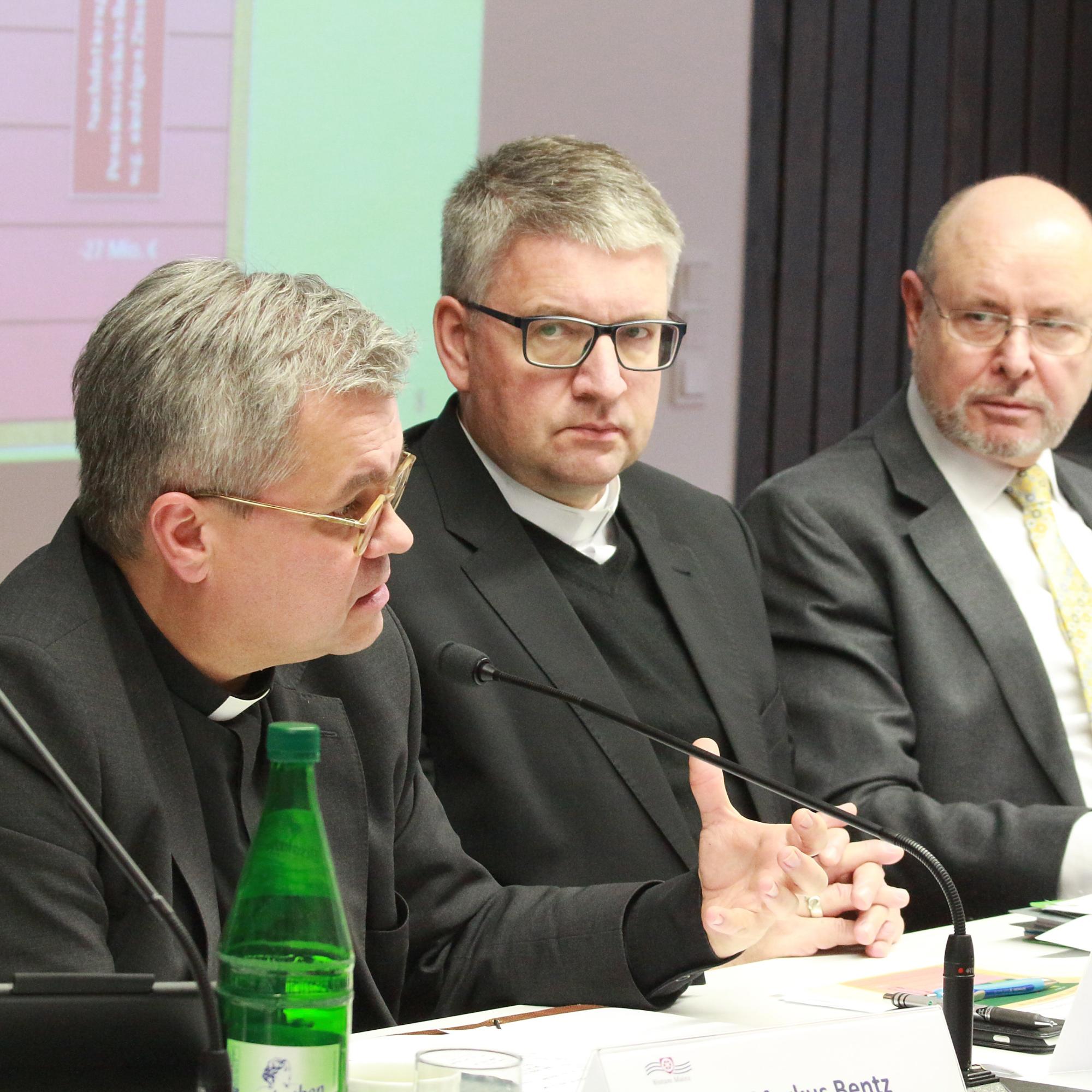 Mainz, 15. Dezember 2018: Weihbischof Udo Markus Bentz (links) erläuterte erste Schritte zur Konsolidierung des Bistumshaushaltes; daneben (v.l.n.r.): Bischof Peter Kohlgraf, Volker Kurz und Christof Molitor.