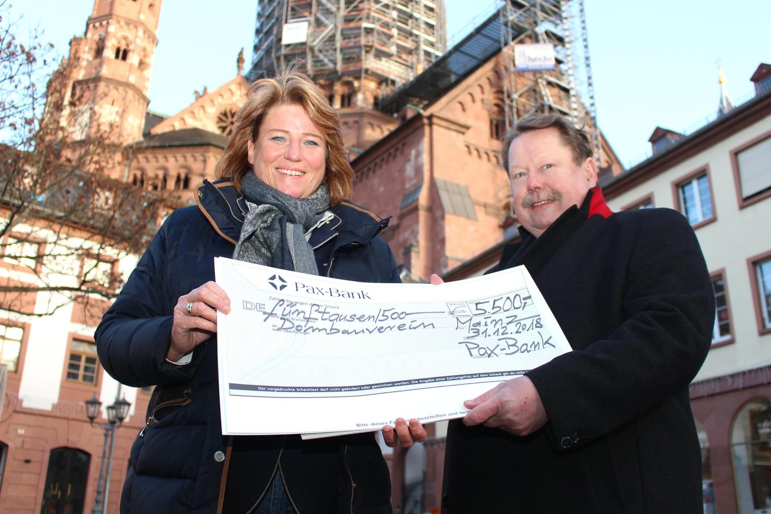 2. Januar 2019: Wilfried Mönch (rechts) überreichte einen Scheck in Höhe von 5.500 Euro für die neue Domrogel an Sabine Flegel. (c) Bistum Mainz / Blum