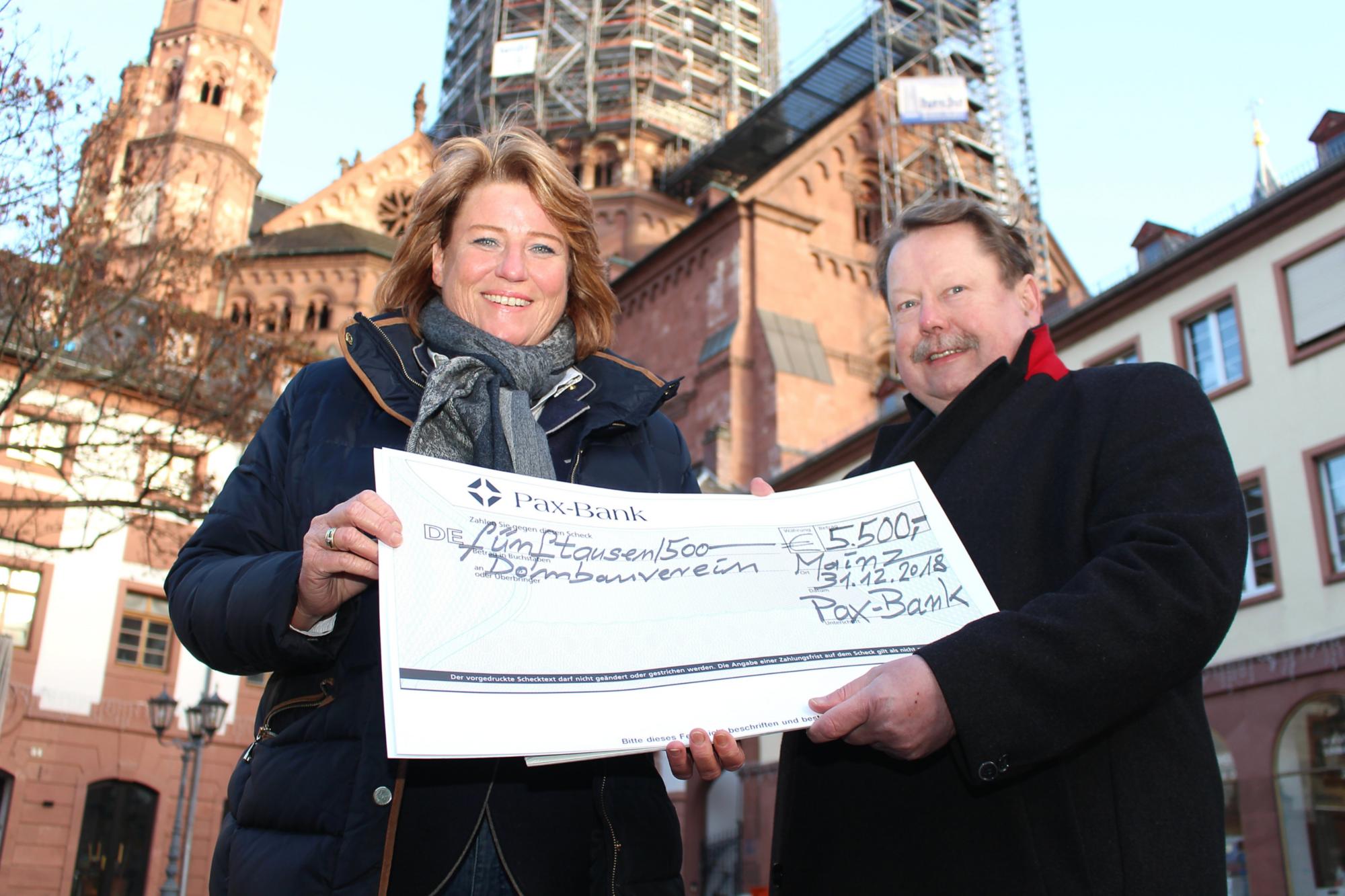 2. Januar 2019: Wilfried Mönch (rechts) überreichte einen Scheck in Höhe von 5.500 Euro für die neue Domrogel an Sabine Flegel.