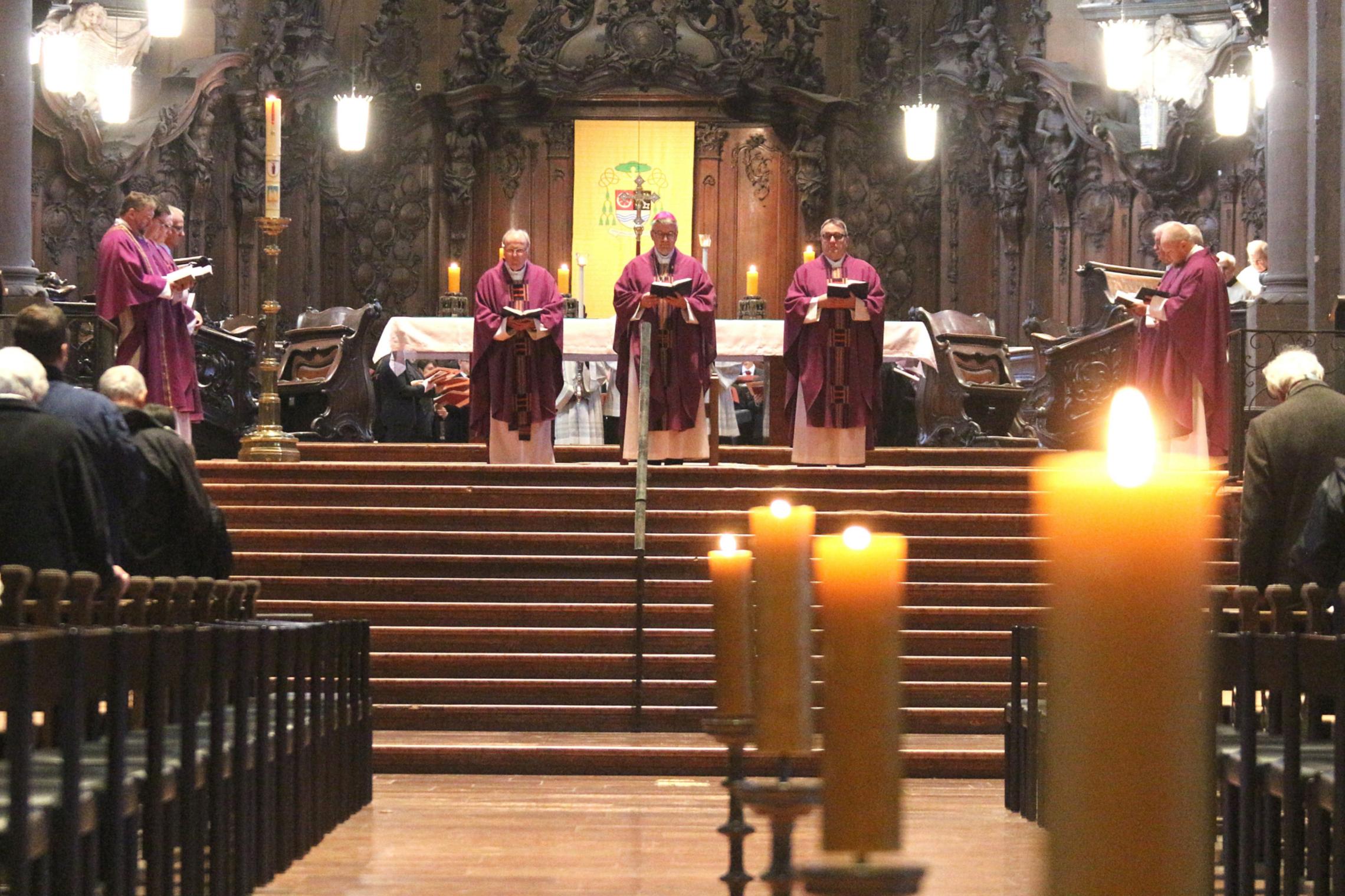 Allerseelen Mainz, 2. November 2018: Beim Gottesdienst an Allerseelen war auch an den Bischofsgräbern im Mittelgang des Mainzer Dom jeweils eine Kerze aufgestellt. Bischof Kohlgraf besprengte am Ende des Gottesdienstes jedes Grab mit Weihwasser.
