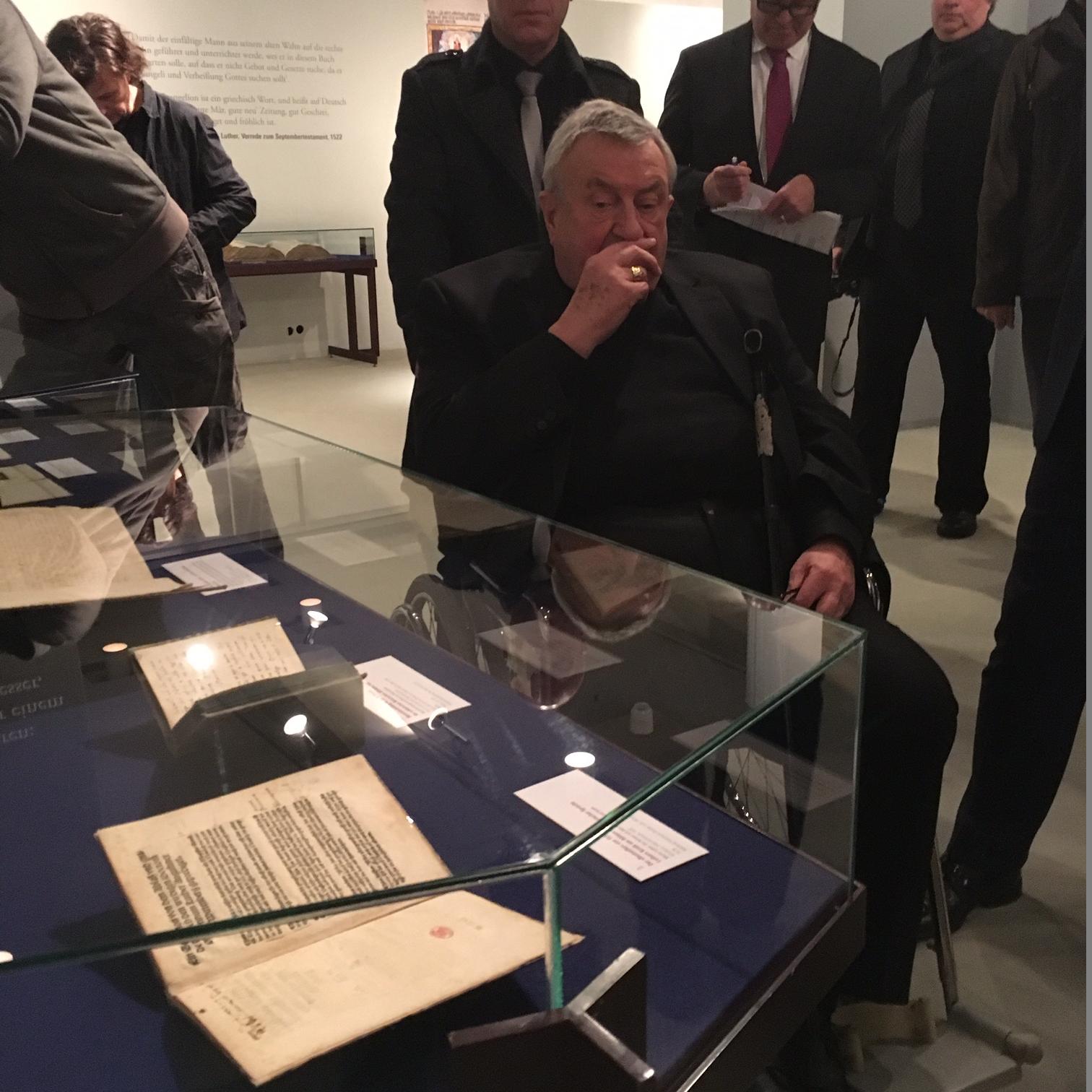 Berlin, 2.2.2017: Kardinal Lehmann besucht die Reformationsausstellung in der Staatsbibliothek Berlin