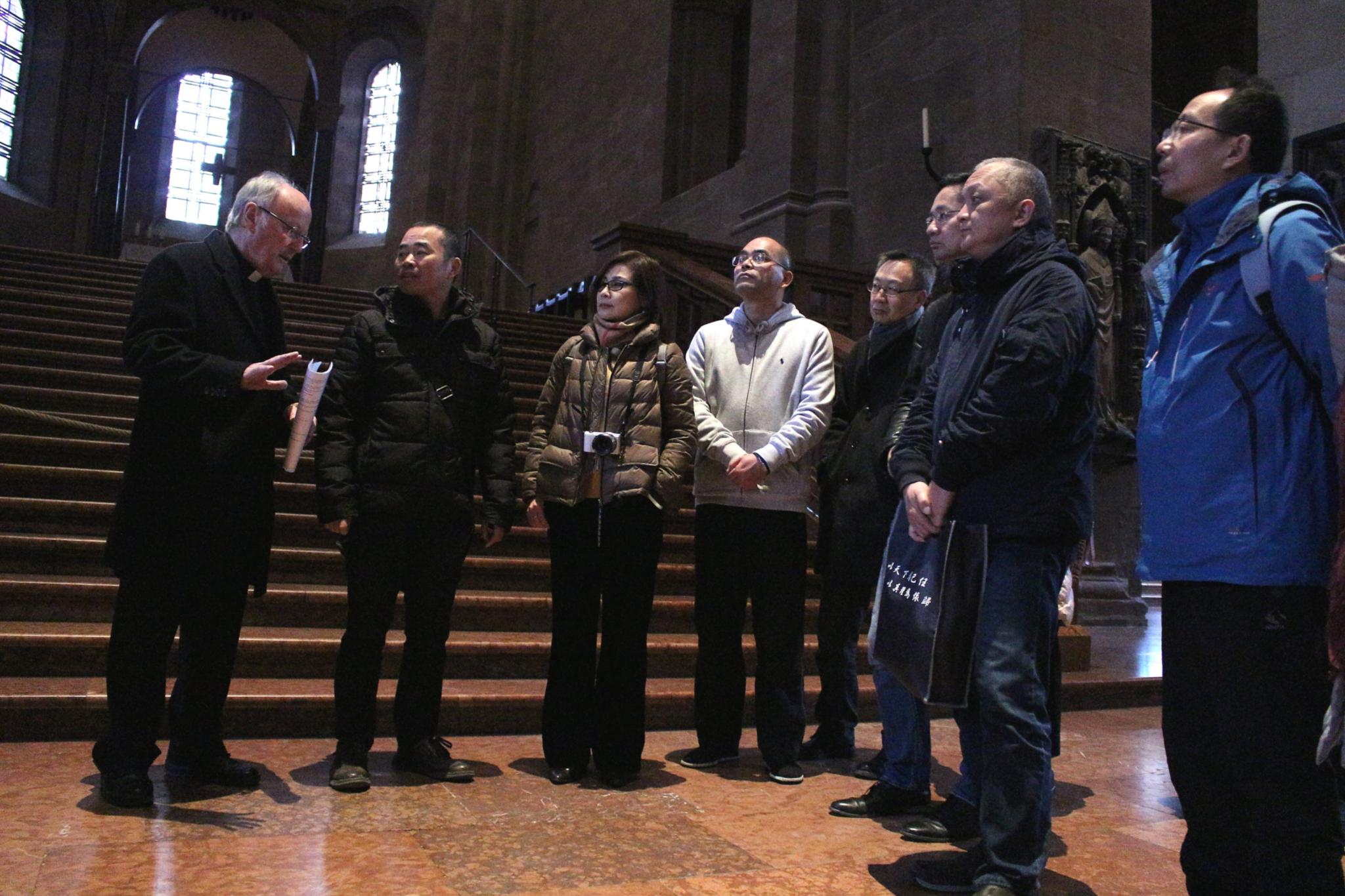 Mianz, 19. November 2018: Mainz. Der Mainzer Domdekan Prälat Heinz Heckwolf (ganz links) hat eine chinesische Fachdelegation bei einem Besuch im Mainzer Dom über die Maßnahmen zum Erhalt der Kathedralkirche  informiert.