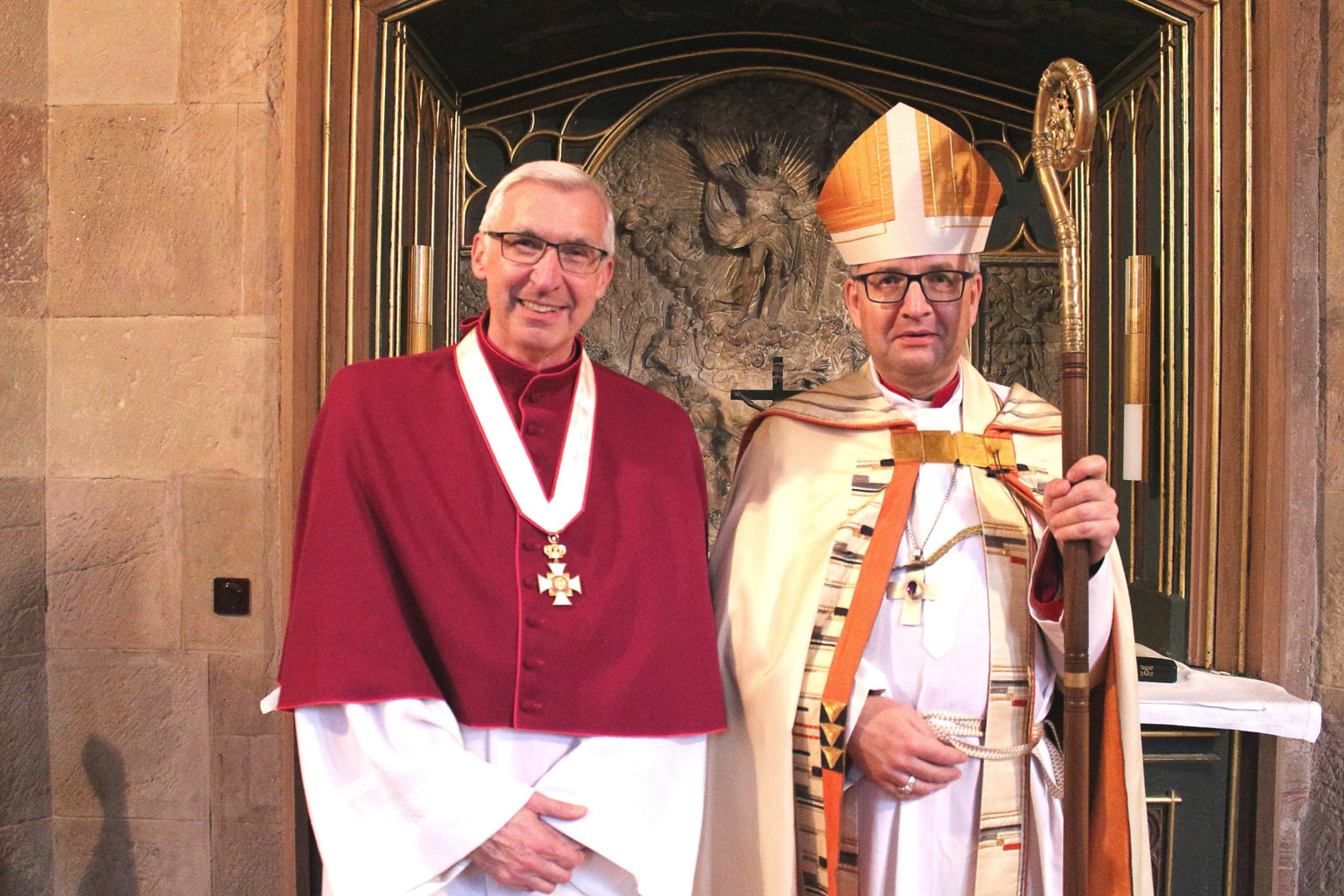 Einführung Weinert Mainz, 1. November 2018: Bischof Peter Kohlgraf zusammen mit dem neuen residierenden Domakapitular am Mainzer Dom, Professor Dr. Franz-Rudolf Weinert (links).