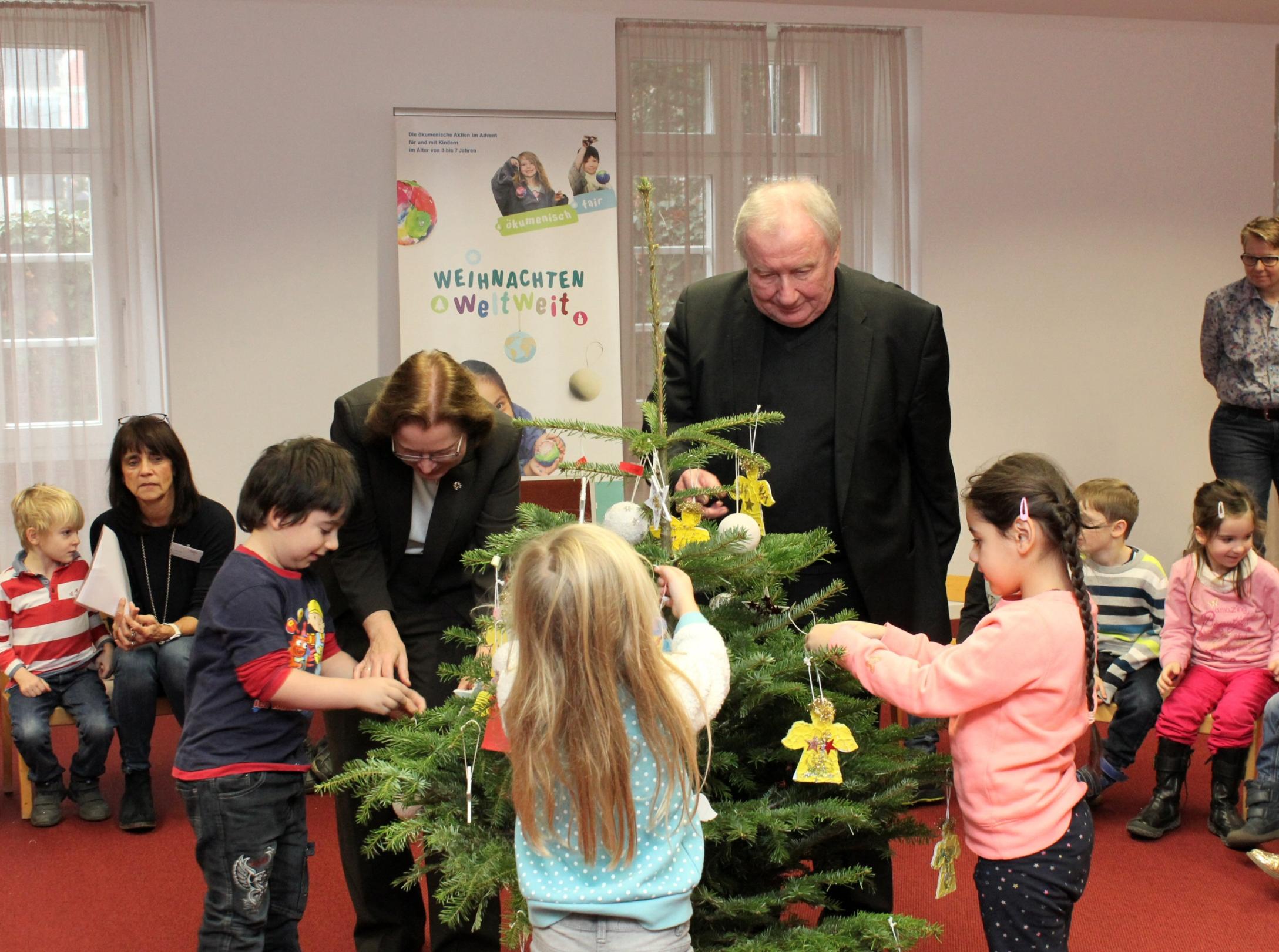 Mainz, 2.12.2016: Ulrike Scherf, Stellvertretende Kirchenpräsidentin der Evangelischen Kirche in Hessen und Nassau (EKHN) (l.), und der Diözesanadministrator des Bistums Mainz, Prälat Dietmar Giebelmann, eröffneten gemeinsam mit Kindergartenkindern die Aktion 'Weihnachten weltweit'.