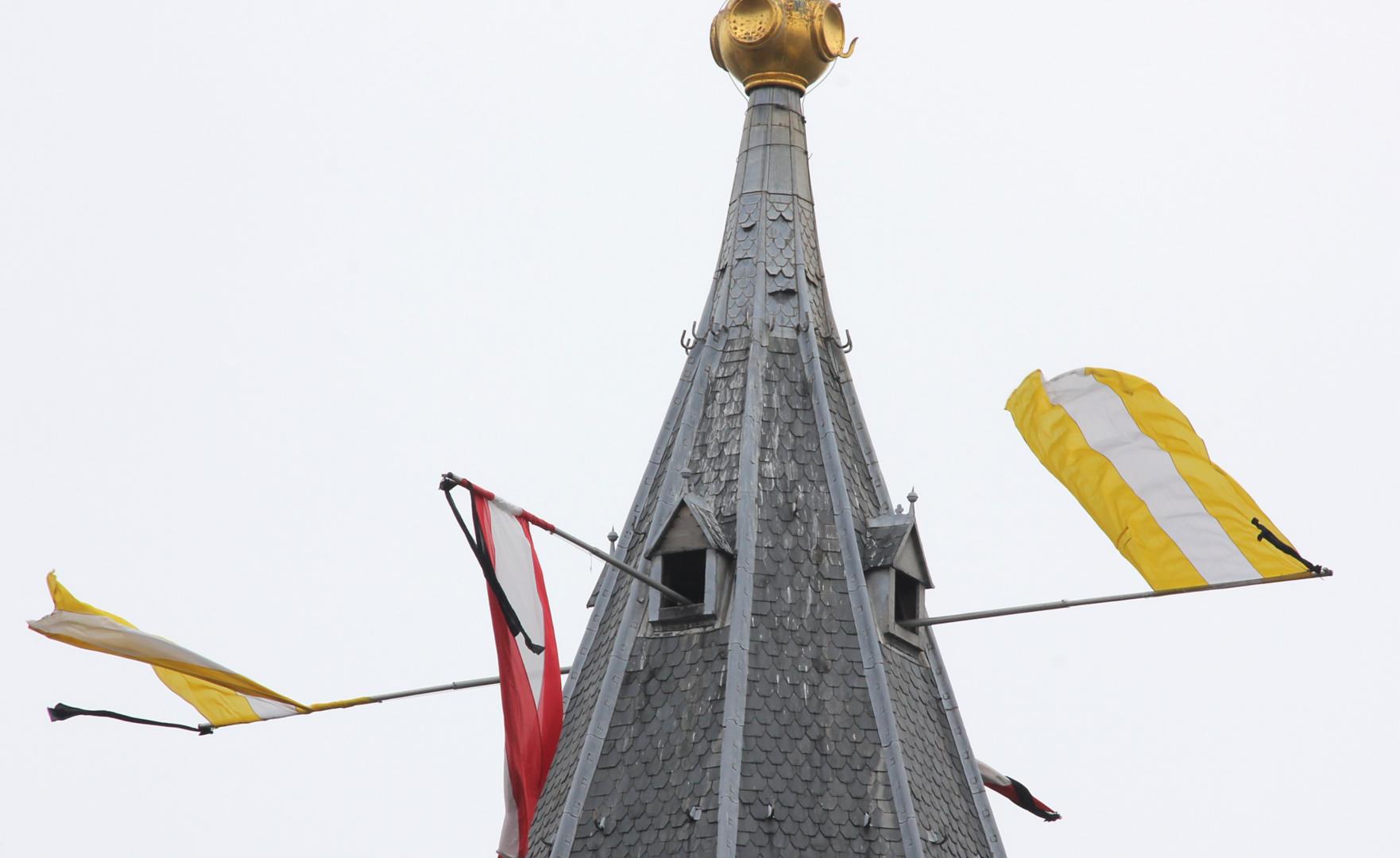Flaggen am Dom mit Trauerflor (c) Bistum Mainz / Matschak