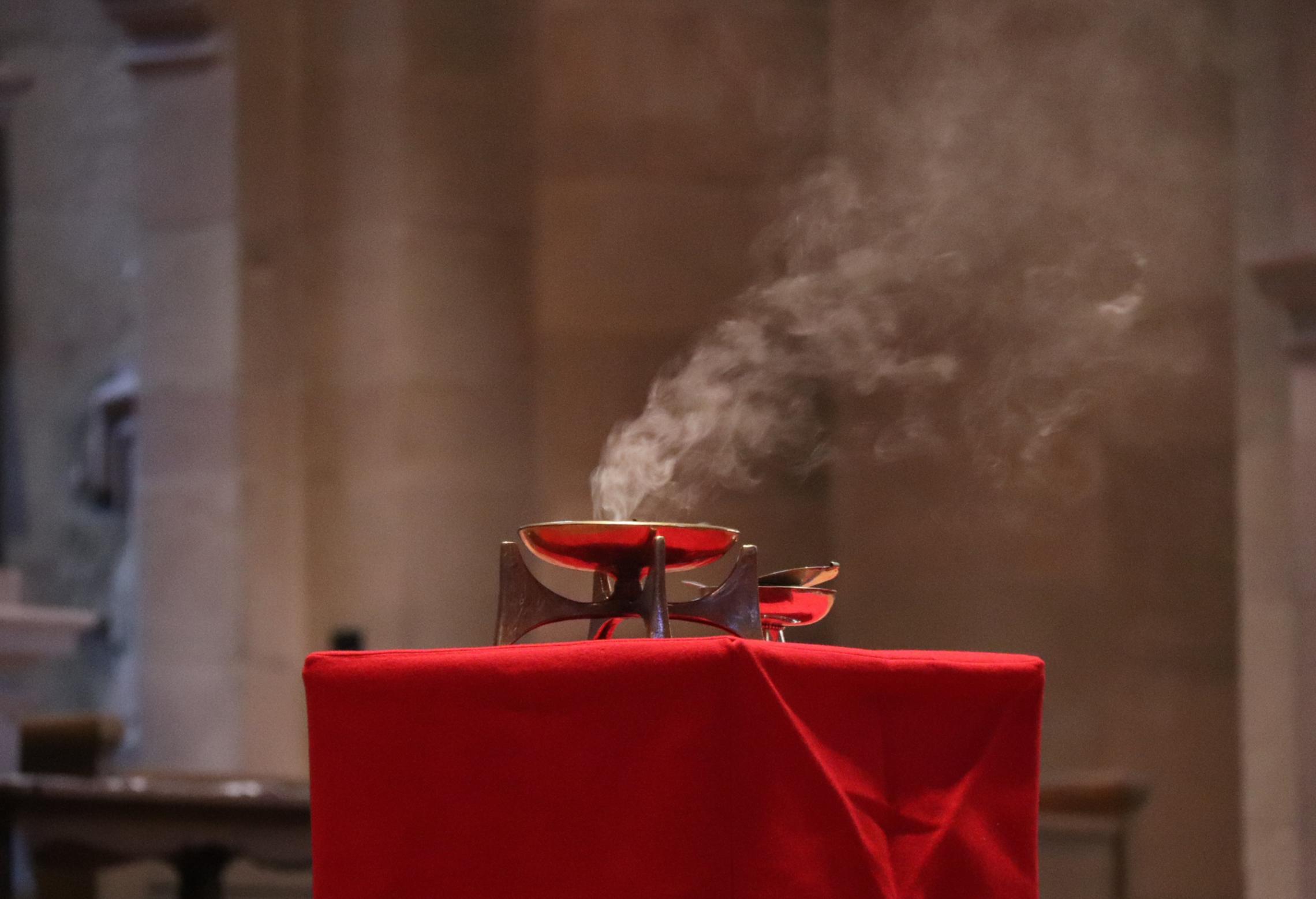 Mainz, 18.11.2018: Zu den Fürbitten im Gedenkgottesdienst wurde in einer Schale Weihrauch entzündet.