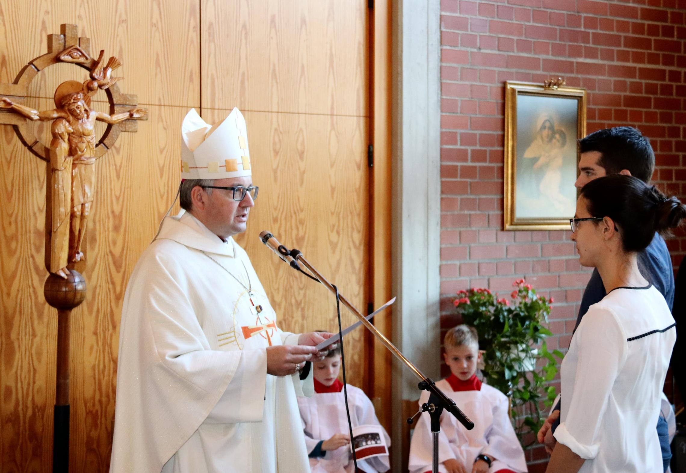 Rodgau-Weiskirchen, 17.11.2018: Bei einem Gottesdienst  im Schönstattzentrum Rodgau-Weiskirchen hat der Mainzer Bischof Peter Kohlgraf neun Ehepaare als „Ehe- und Familientrainer“ gesendet.