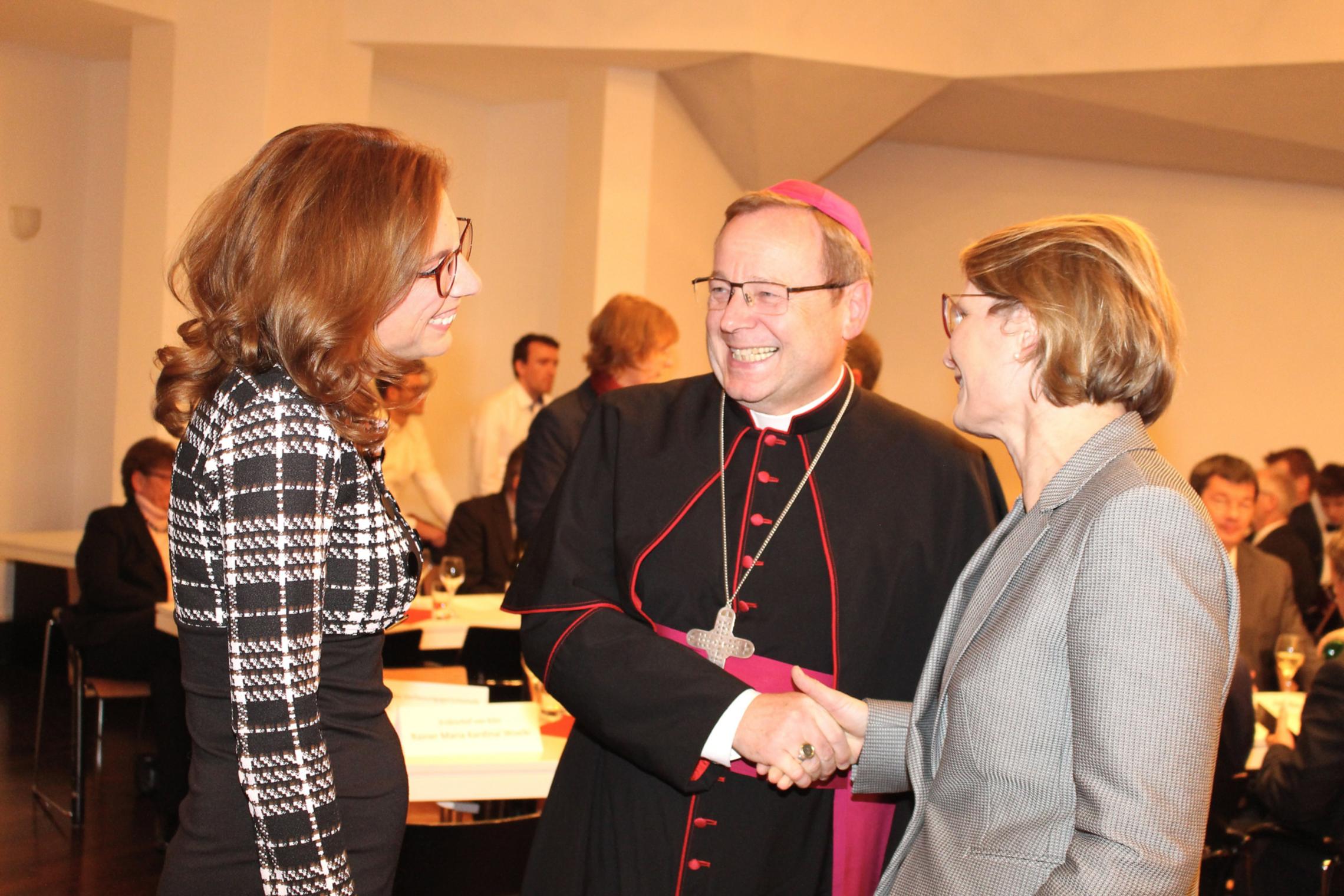 Martinsempfang Mainz, 6. November 2018: Begegnung beim Martinsempfang in Mainz (v.l.n.r.): Sabine Bätzing-Lichtenthäler zusammen mit Bischof Georg Bätzing und Dr. Stefanie Hubig.