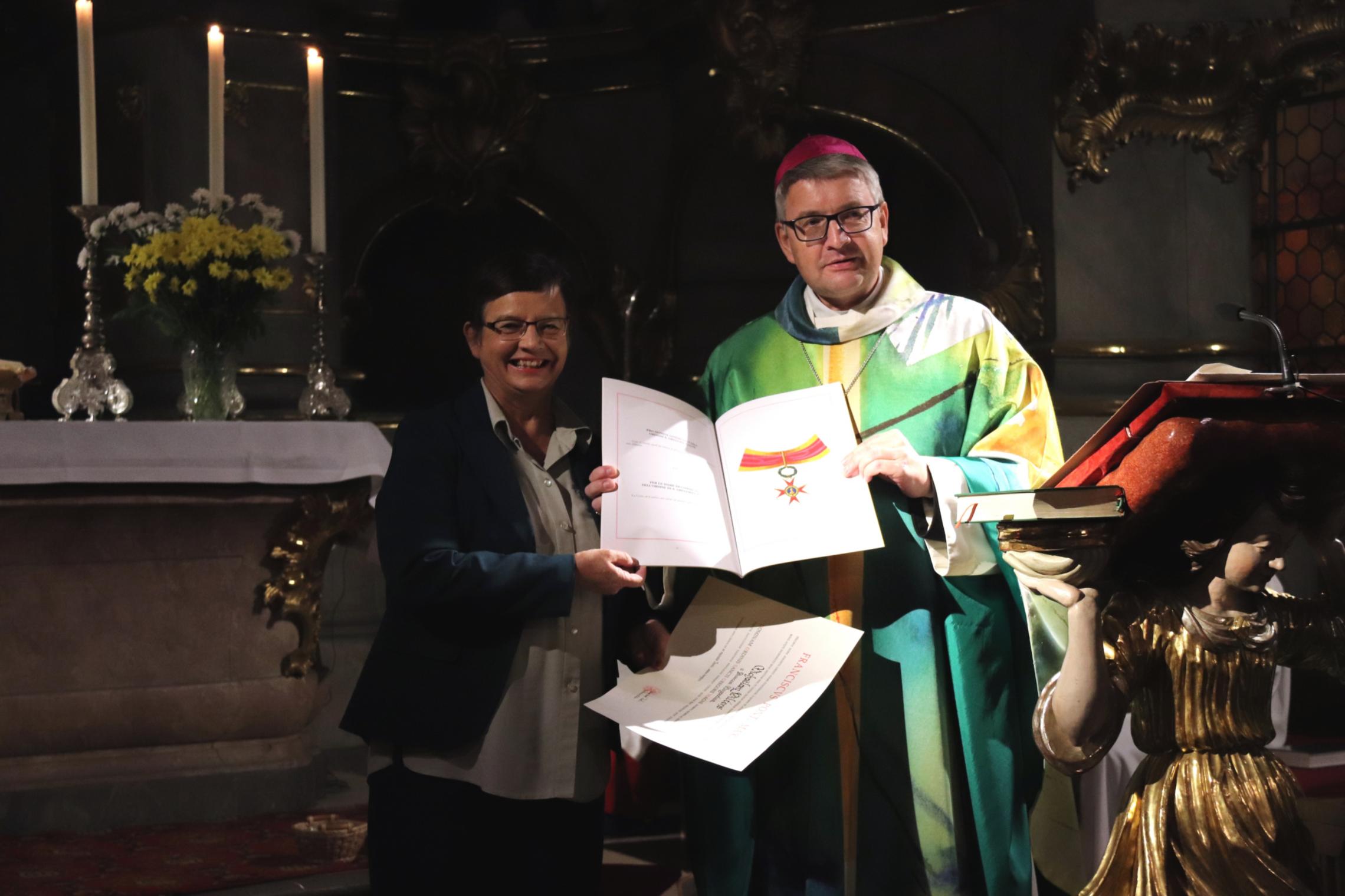 Pilters Gregorius-Orden Mainz-Marienborn, 3.11.2018: Hohe Ehrung für die ZDF-Journalistin Michaela Pilters (l.): Der Mainzer Bischof Peter Kohlgraf überreichte ihr den päpstlichen Gregorius-Orden.