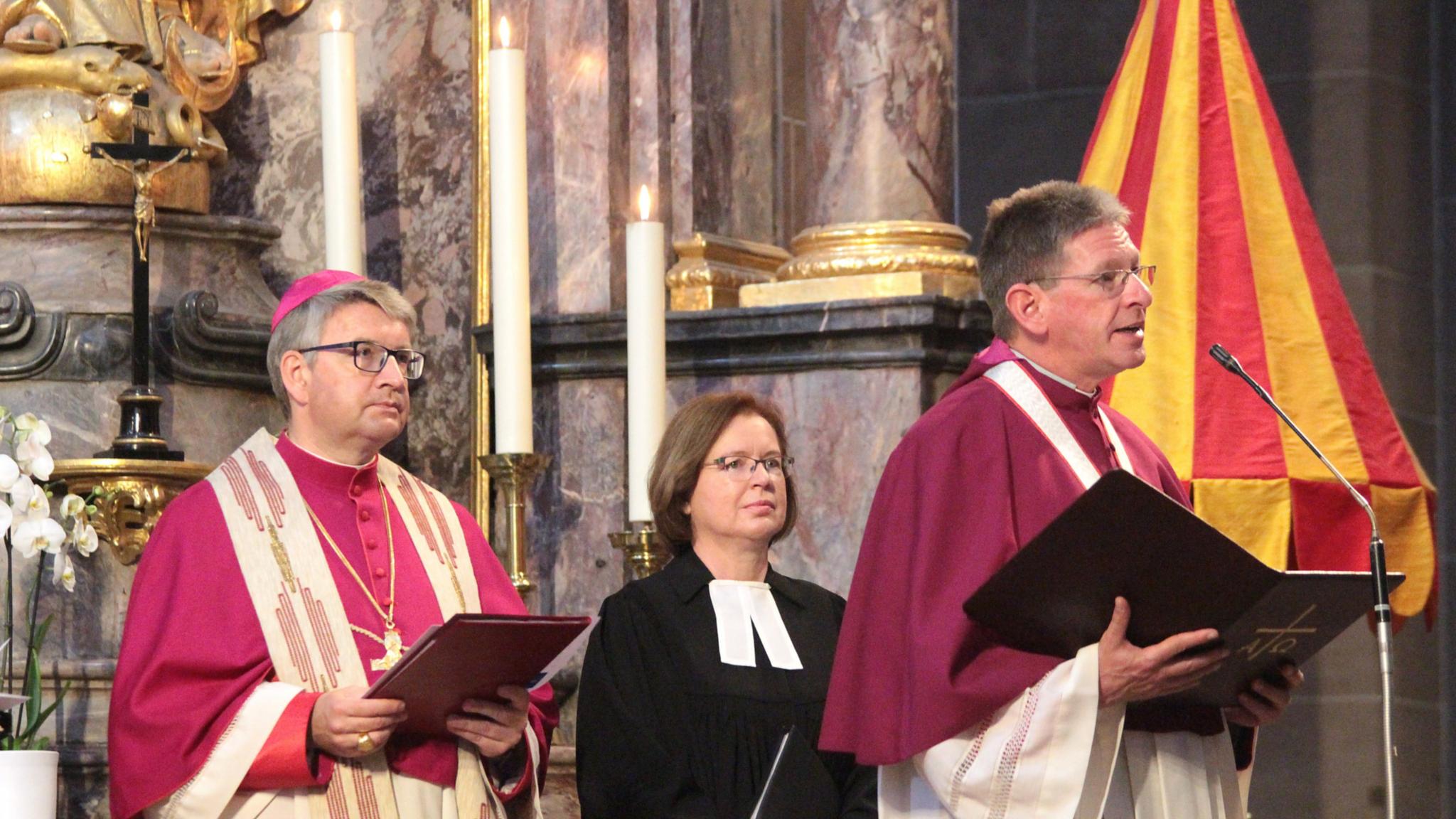 Worms, 2. Juni 2018: Ökumenischer Gottesdienst zum Rheinland-Pfalz-Tag im Wormser Dom mit Bischof Peter Kohlgraf (links) und der stellvertretenden Kirchenpräsidentin der EKHN, Ulrike Scherf; zu Beginn hatte Propst Tobias Schäfer (rechts) die Gäste im Wormser Dom begrüßt.