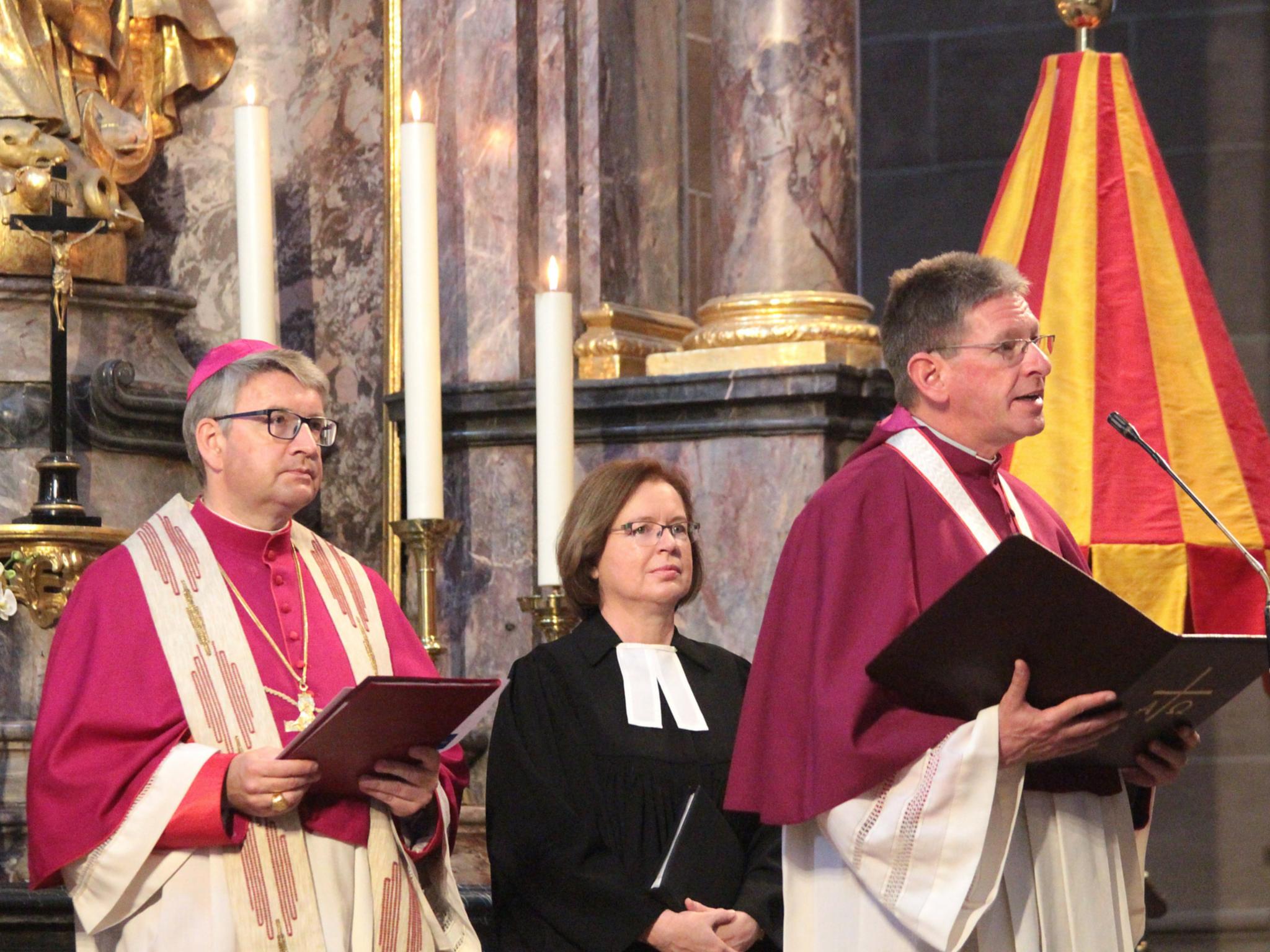 Worms, 2. Juni 2018: Ökumenischer Gottesdienst zum Rheinland-Pfalz-Tag im Wormser Dom mit Bischof Peter Kohlgraf (links) und der stellvertretenden Kirchenpräsidentin der EKHN, Ulrike Scherf; zu Beginn hatte Propst Tobias Schäfer (rechts) die Gäste im Wormser Dom begrüßt.