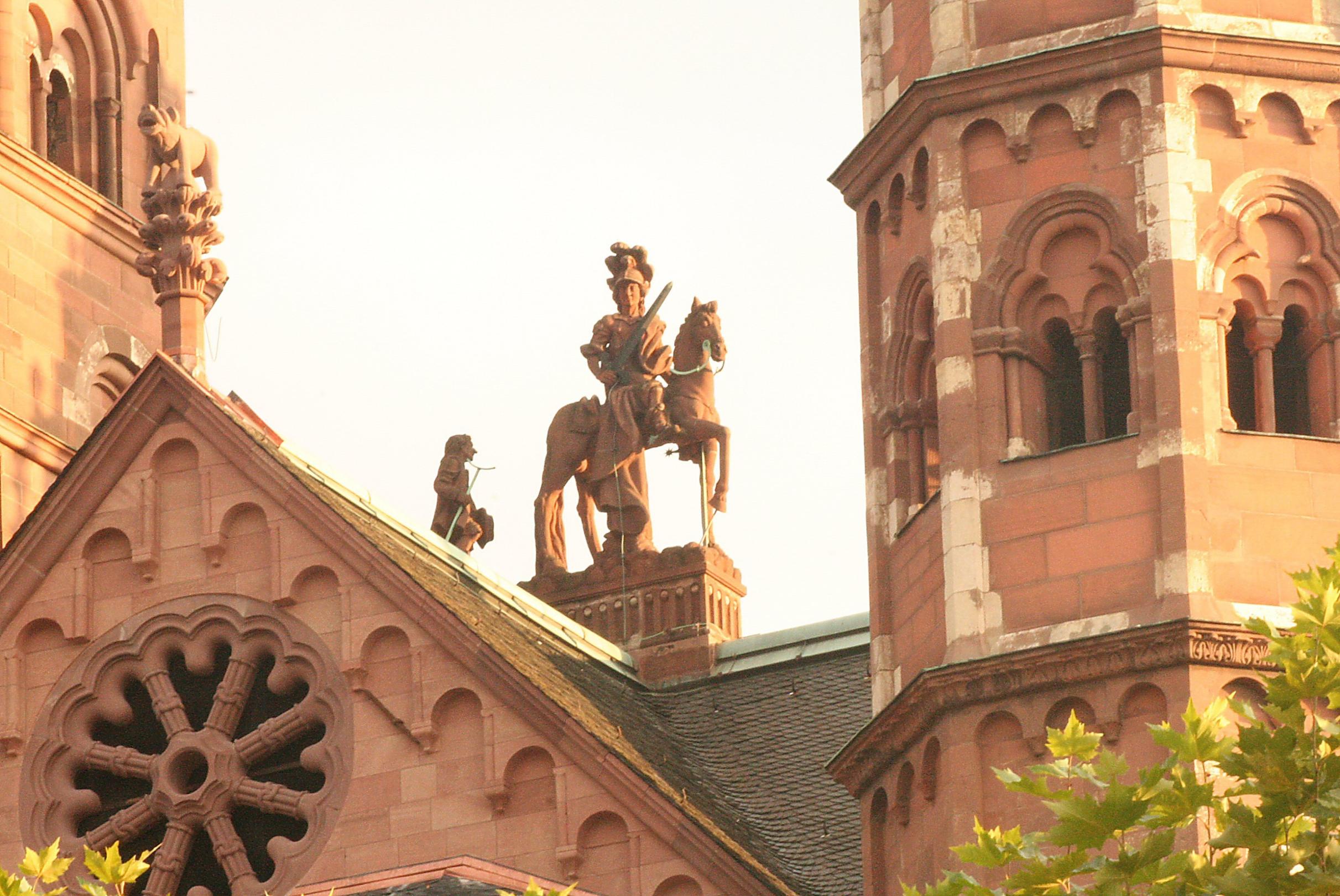Die Darstellung der Mantelteilung des heiligen Martin auf dem Mainzer Dom.
