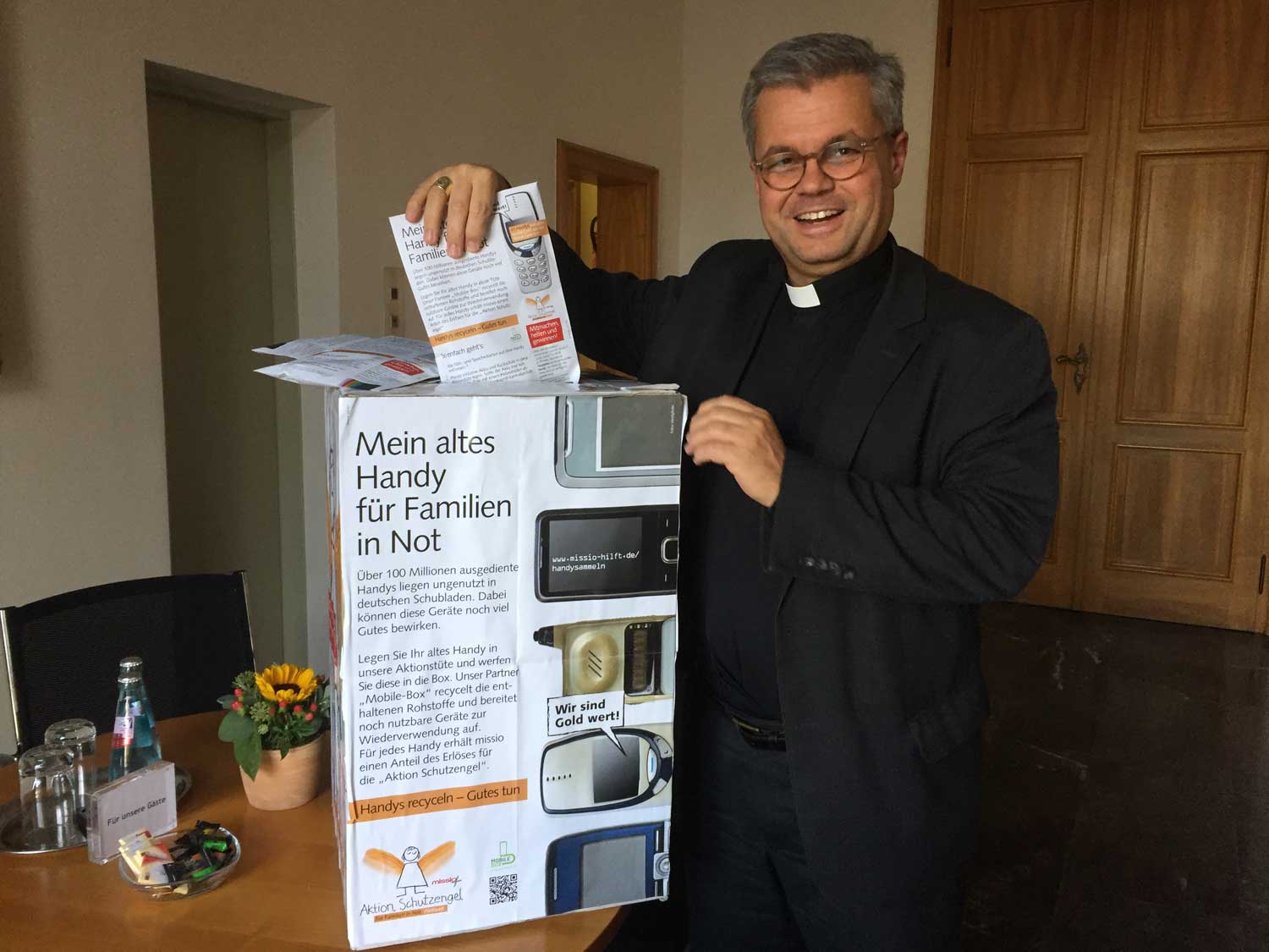 Weihbischof Bentz beteiligt sich an der Handy-Sammelaktion von Missio (c) Bistum Mainz