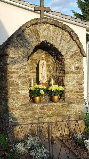 Lourdes-Grotte Maria Königin