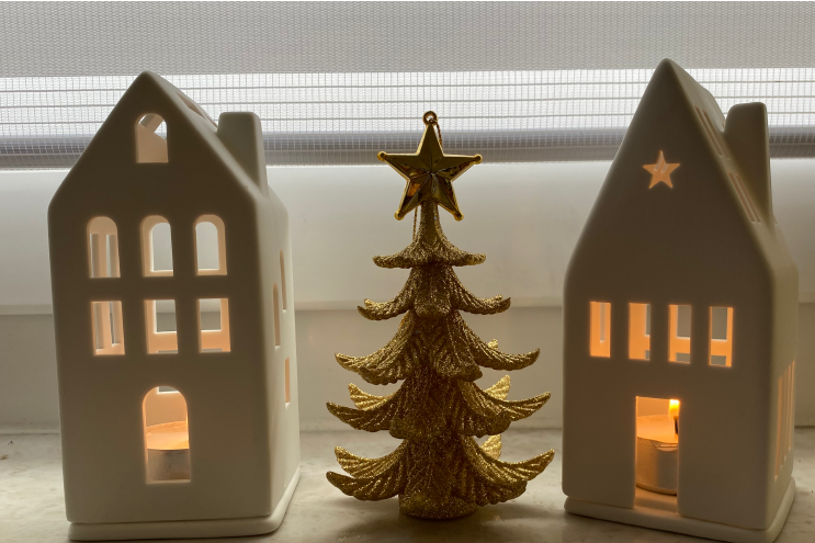 Weihnachtsdeko, zwei weisser Keramikhause mit Teelichter Beleuchtung und einen goldener Weihnachtsbaum