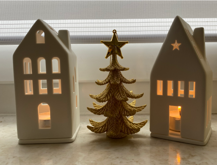 Weihnachtsdeko, zwei weisser Keramikhause mit Teelichter Beleuchtung und einen goldener Weihnachtsbaum