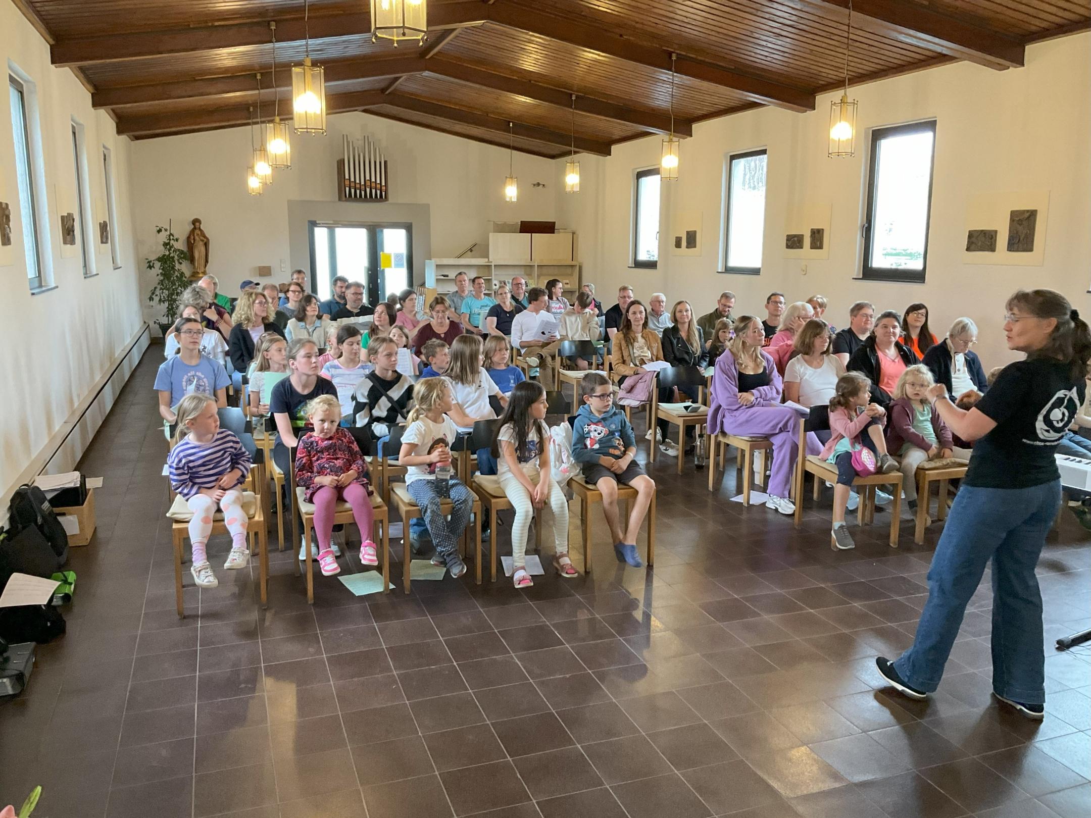 Besucher und Sänger kurz vor der Aufführung in der Kirche