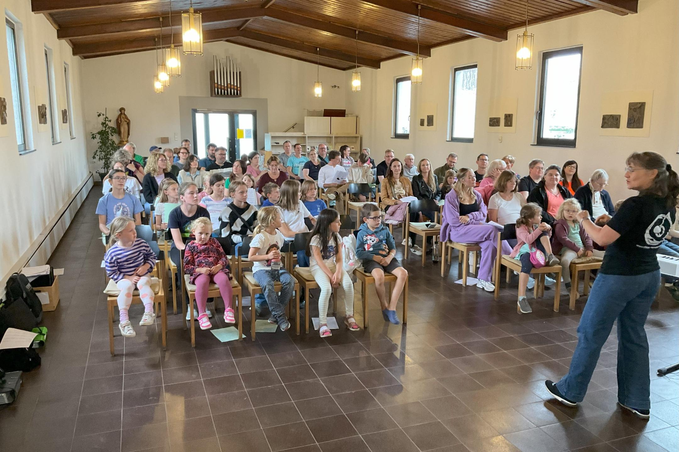 Besucher und Sänger kurz vor der Aufführung in der Kirche