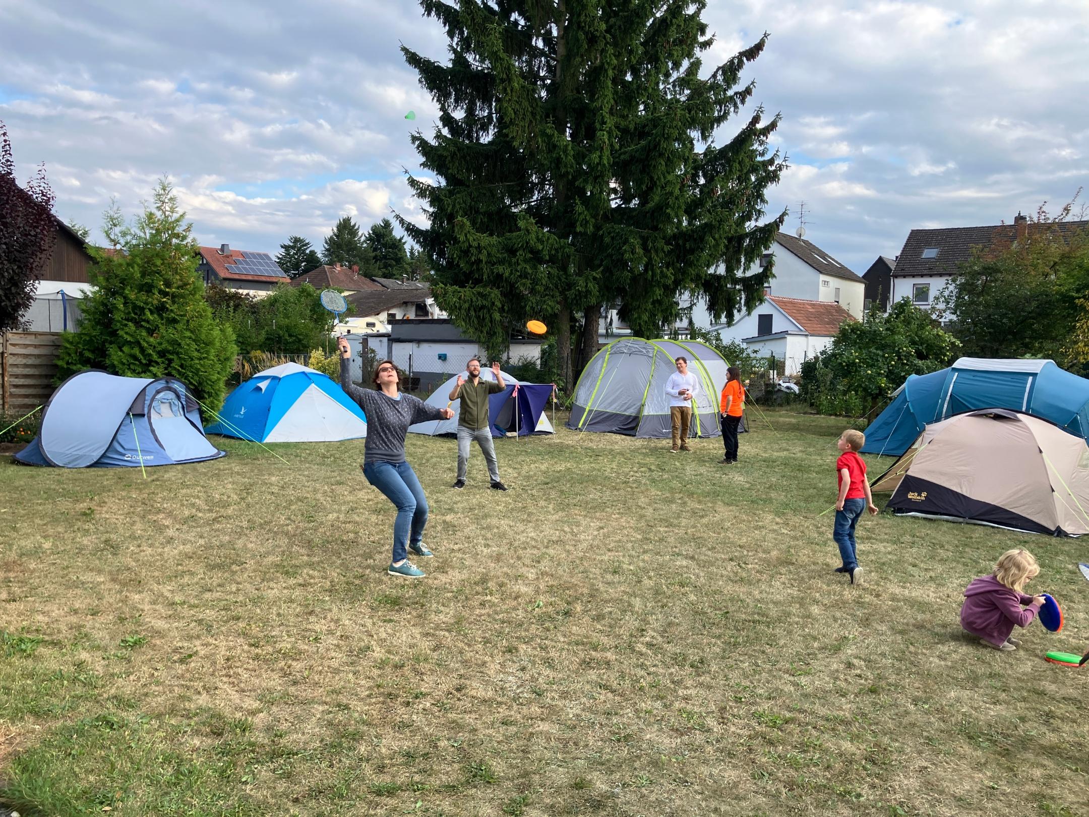 Spielen in der Zeltstadt im Garten von Maria Königin